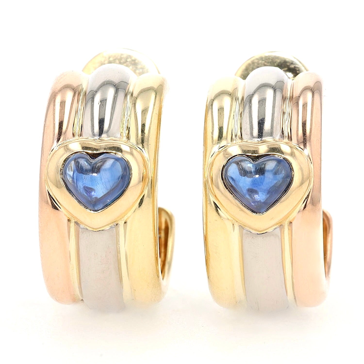 Chopard Ohrringe in 750er Trivcolor Gold mit je einem blauen Saphir-Cabochon, stehend frontal