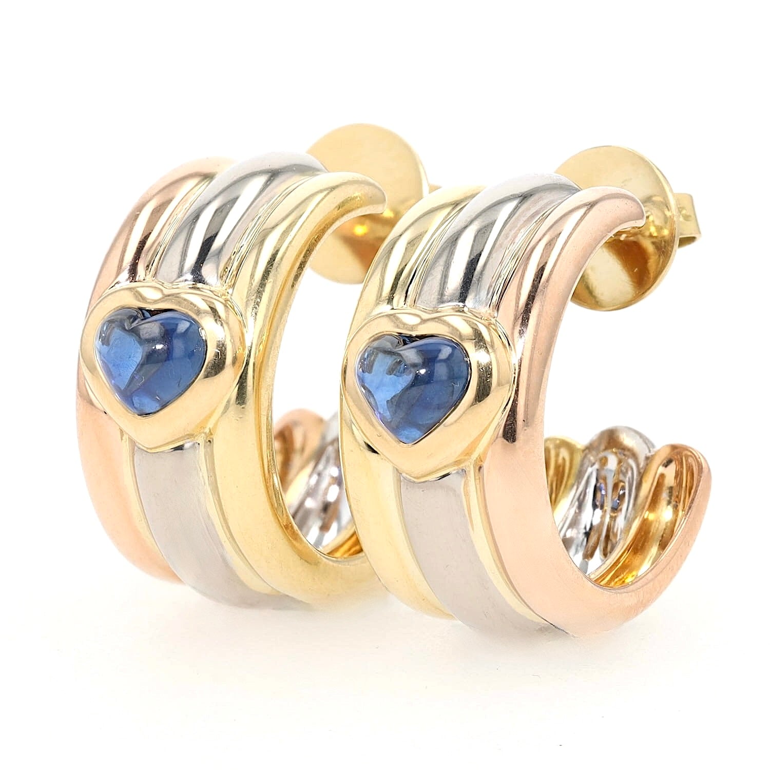 Chopard Halbcreolen in 750er Trivcolor Gold mit je einem blauen Saphir-Cabochon, stehend links gedreht