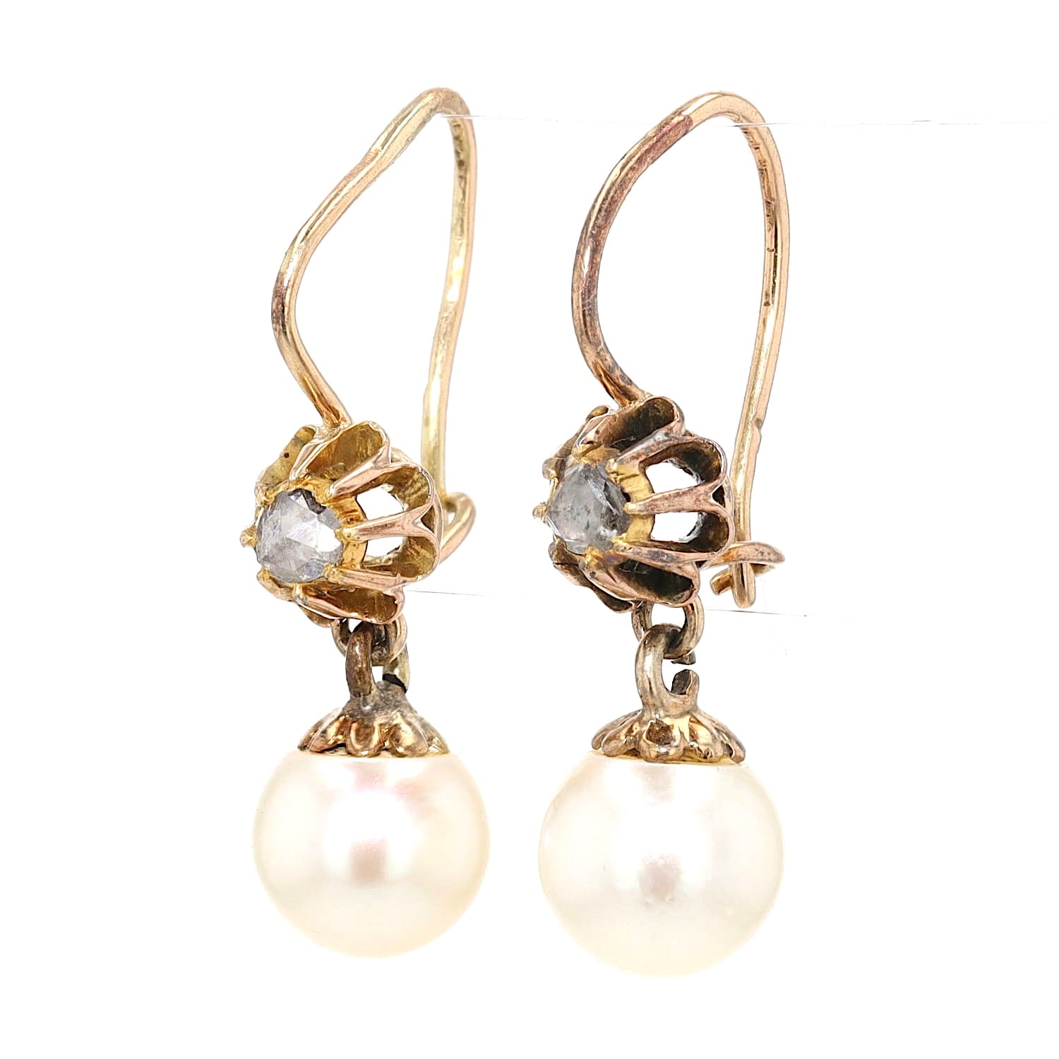 Jugendstil Ohrringe in 585er Gelbgold mit je einem Diamanten und einer Zuchtperle, hängend links gedreht