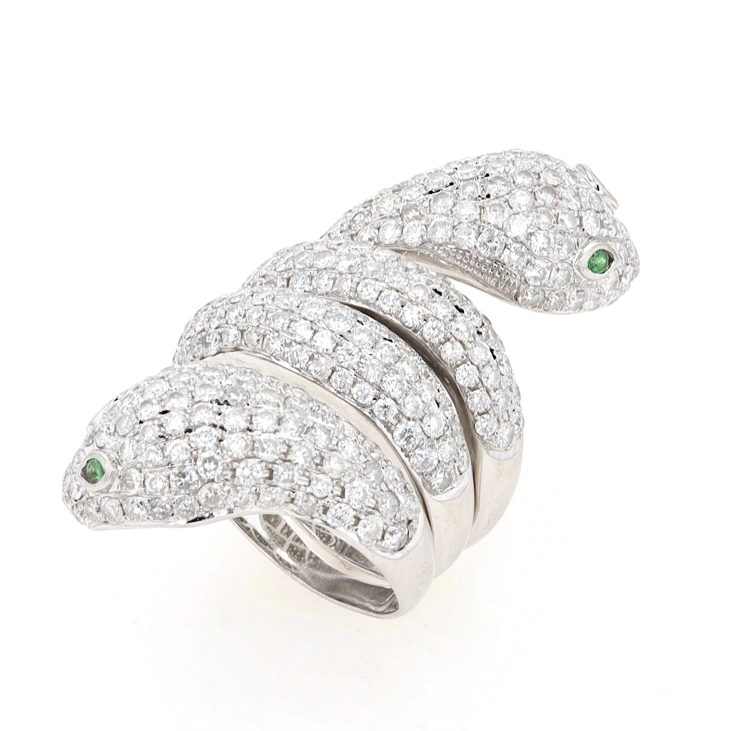Exklusiver Schlangenring in 750er Weißgold mit insgesamt ca. 7,2 ct Brillanten und 4 Tsavorithe, stehend quer leicht gedreht