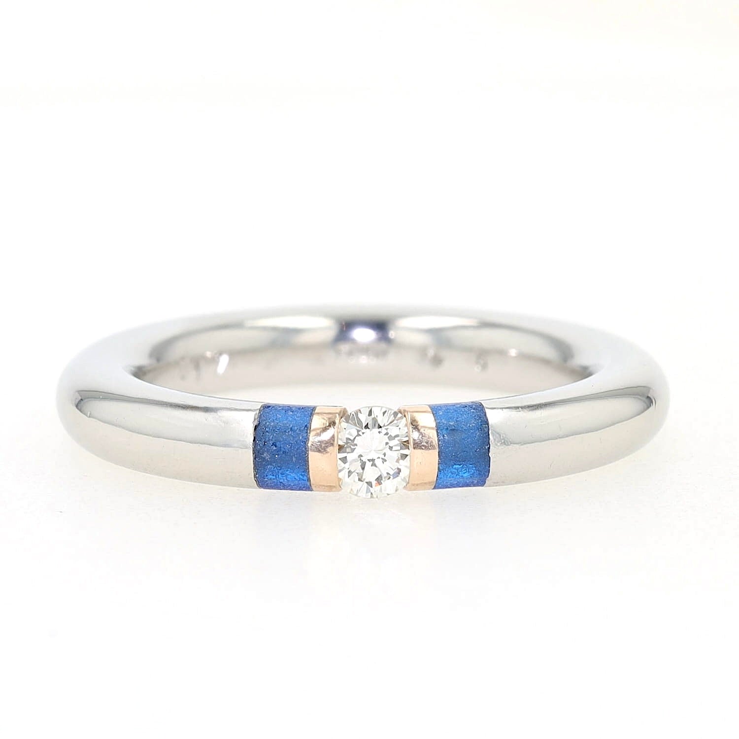 Georg Bunz Ring in 950er Platin mit einem Brillanten und synthetischen Spinellen, liegend frontal