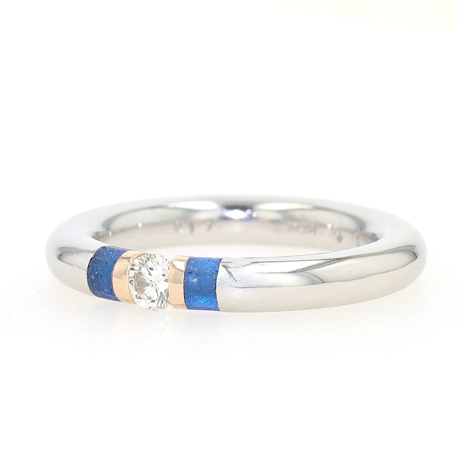 Georg Bunz Ring in 950er Platin mit einem Brillanten und synthetischen Spinellen, liegend links gedreht