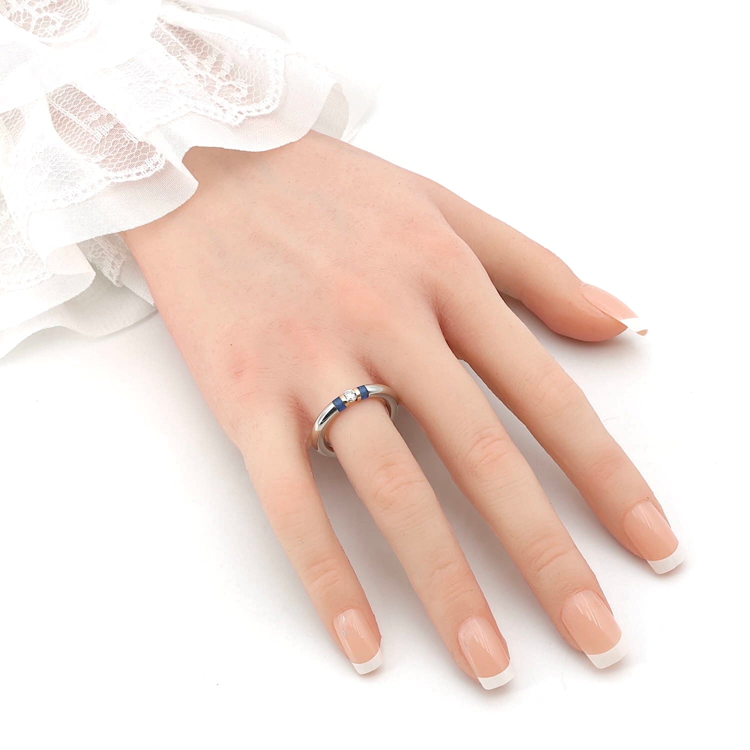 Georg Bunz Ring in 950er Platin mit einem Brillanten und synthetischen Spinellen, an einer künstlichen Hand