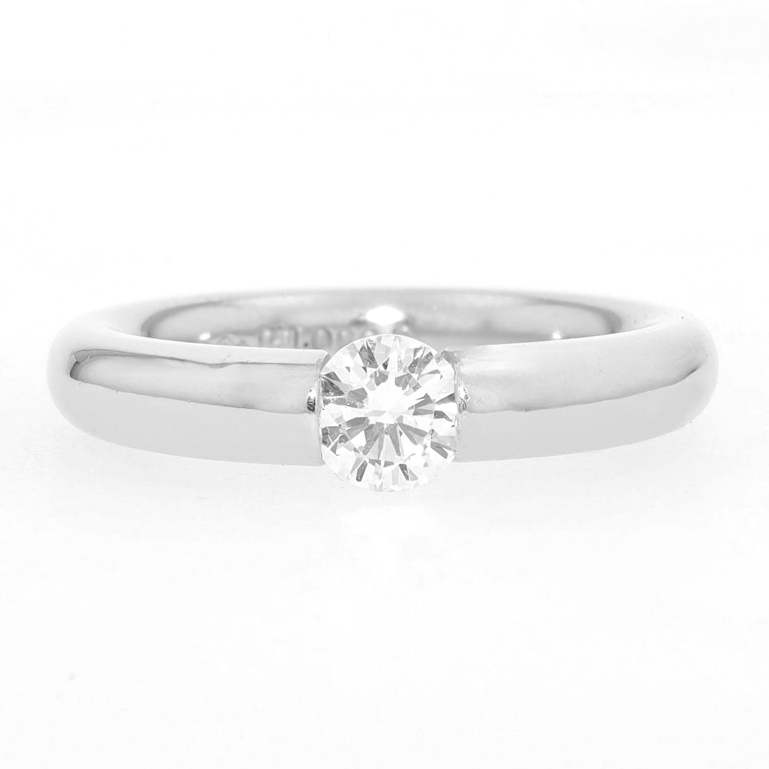 Niessing Spannring in 950er Platin mit einem Brillanten, ca. 0,50 ct , liegend frontal von vorne