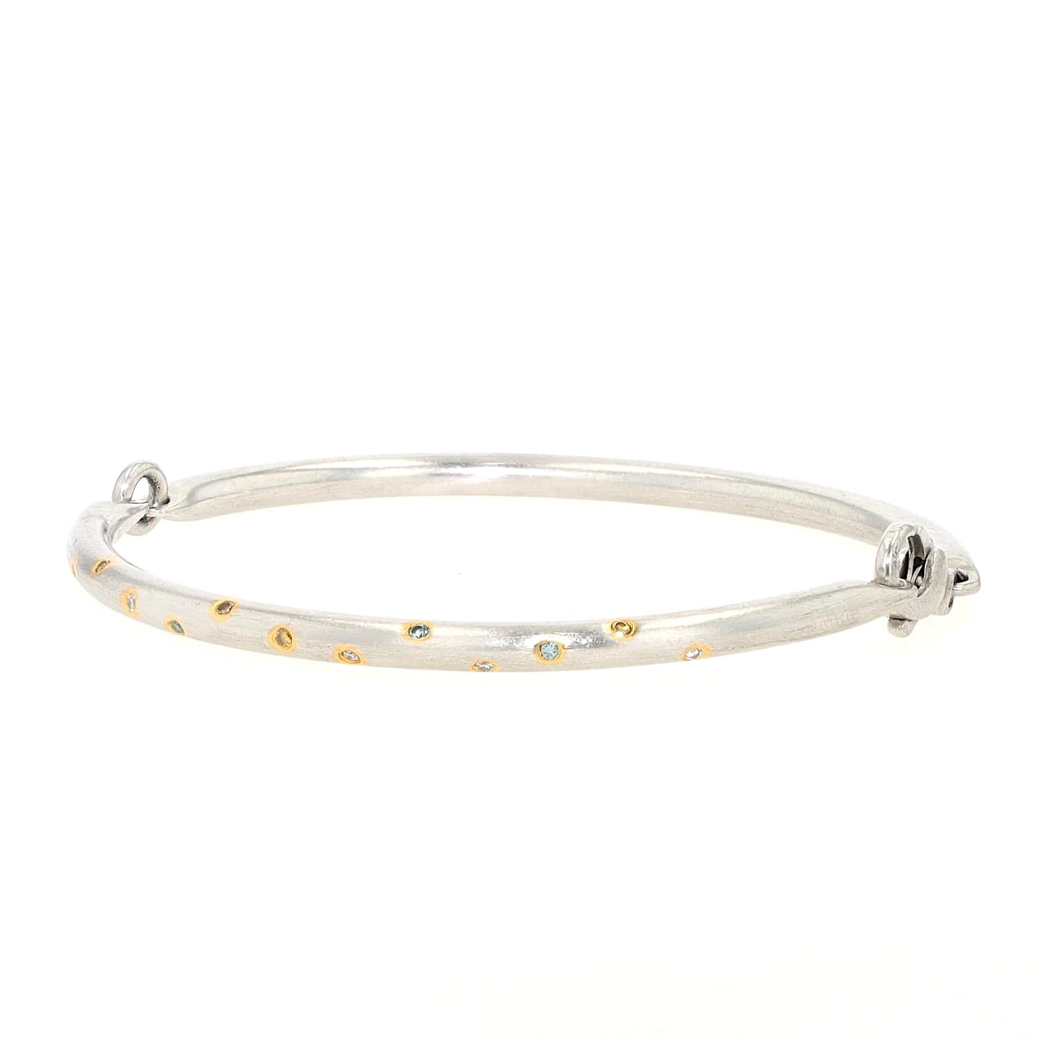 Henrich & Denzel Armreif in 950er Paltin mit weißen und farbigen Diamanten, liegend frontal leicht links gedreht
