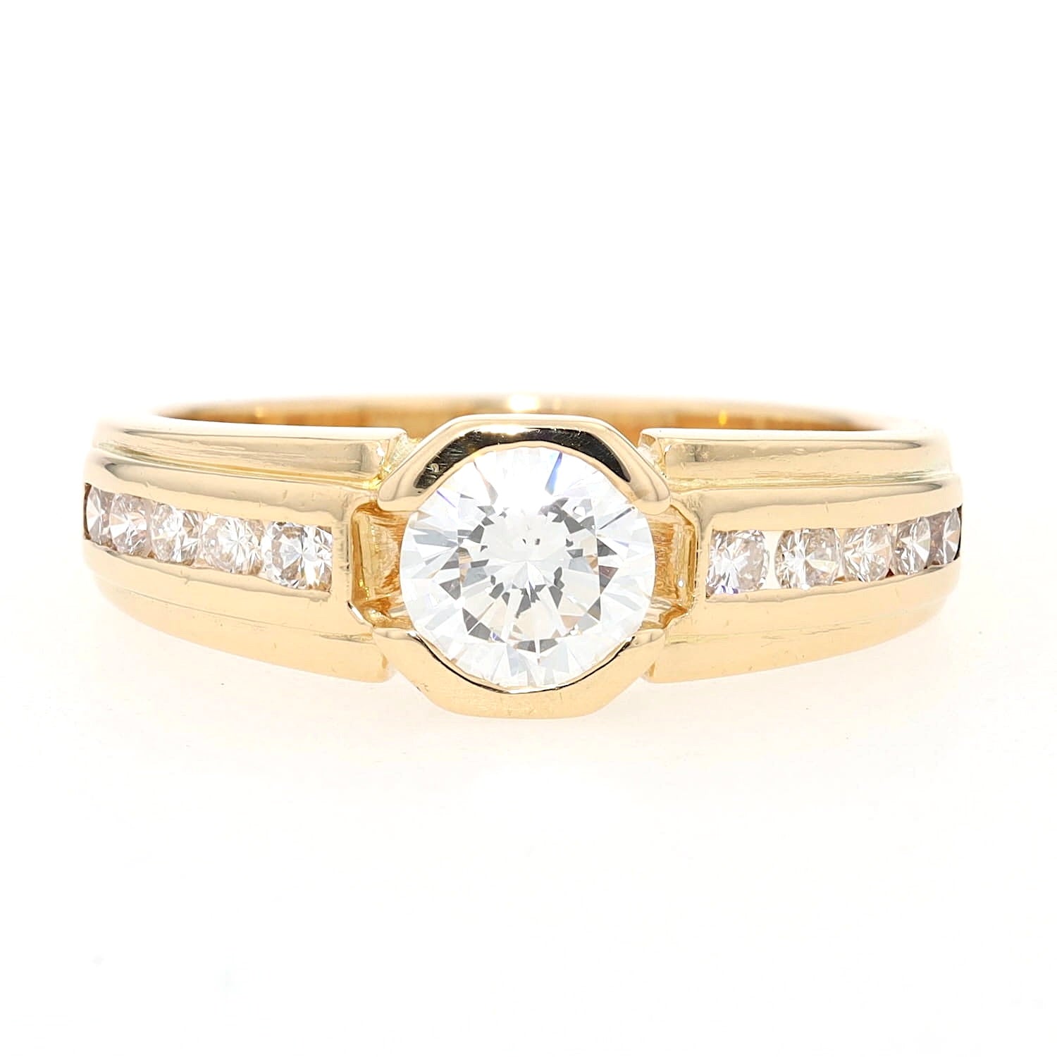 Ring in 750 yellow gold with a total of approx. 1.2 ct Brilliants, lying frontally
