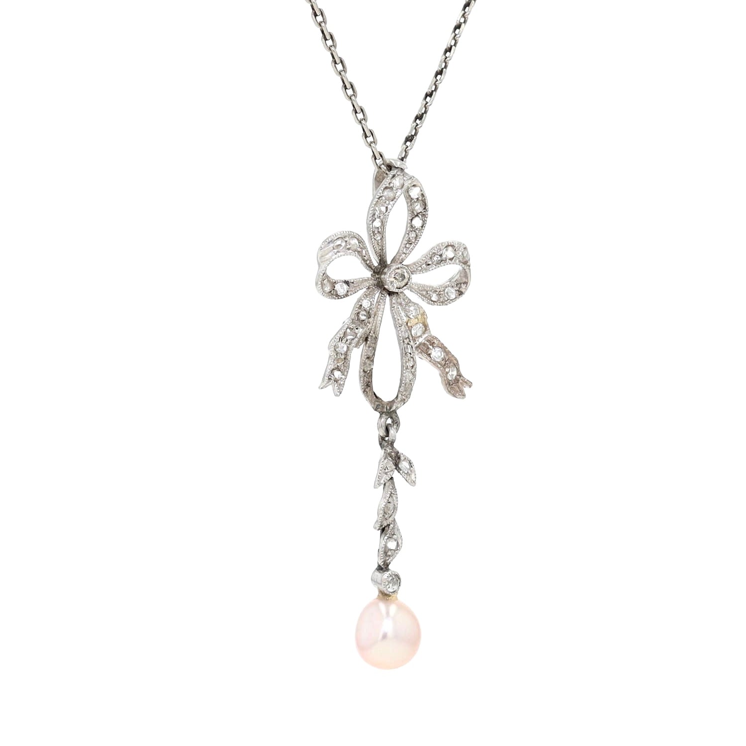Belle Époque Kette mit einem Anhänger aus Platin mit Diamanten und einer Zuchtperle, hängend rechts gedreht