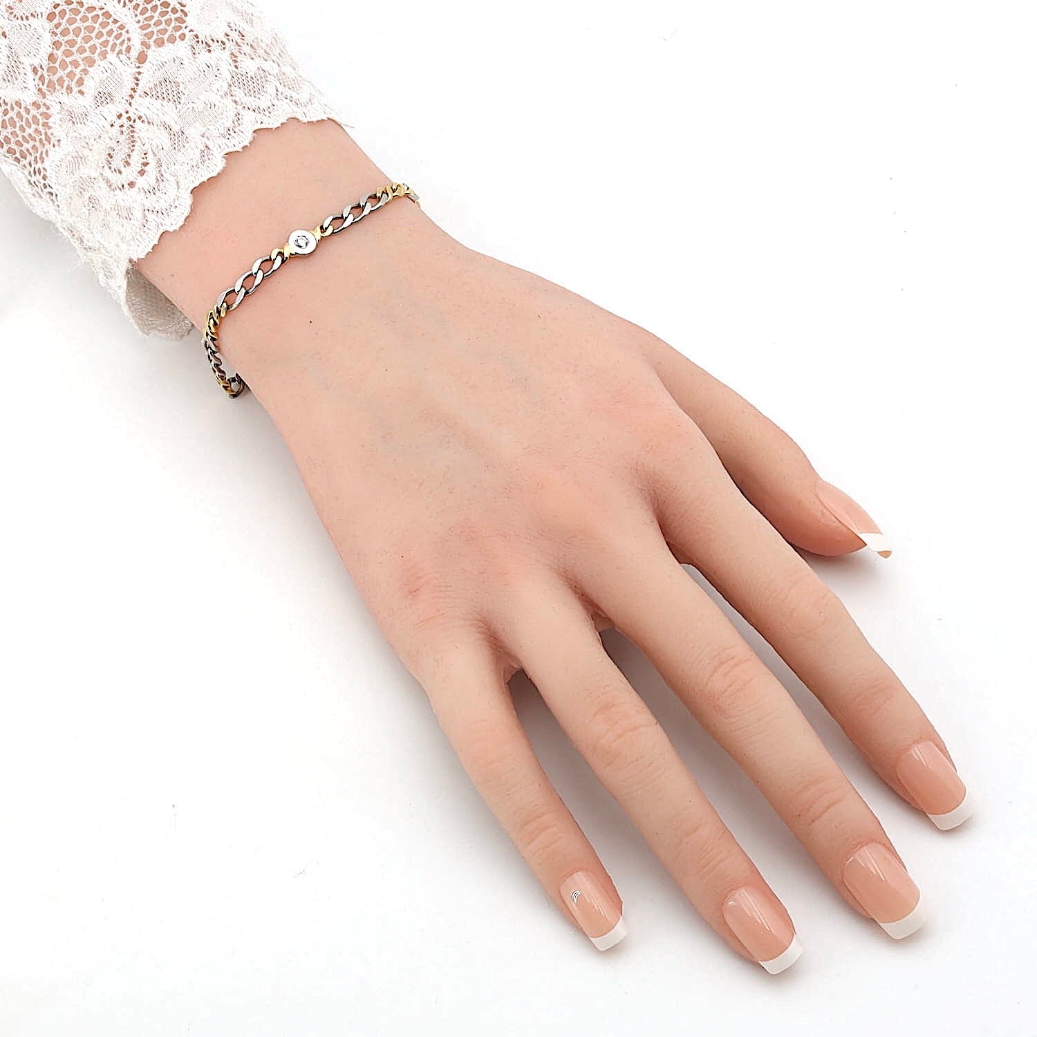 Armband in 950er Platin und 750er Gelbgold mit einem Brillanten, an einer künstlichen Hand