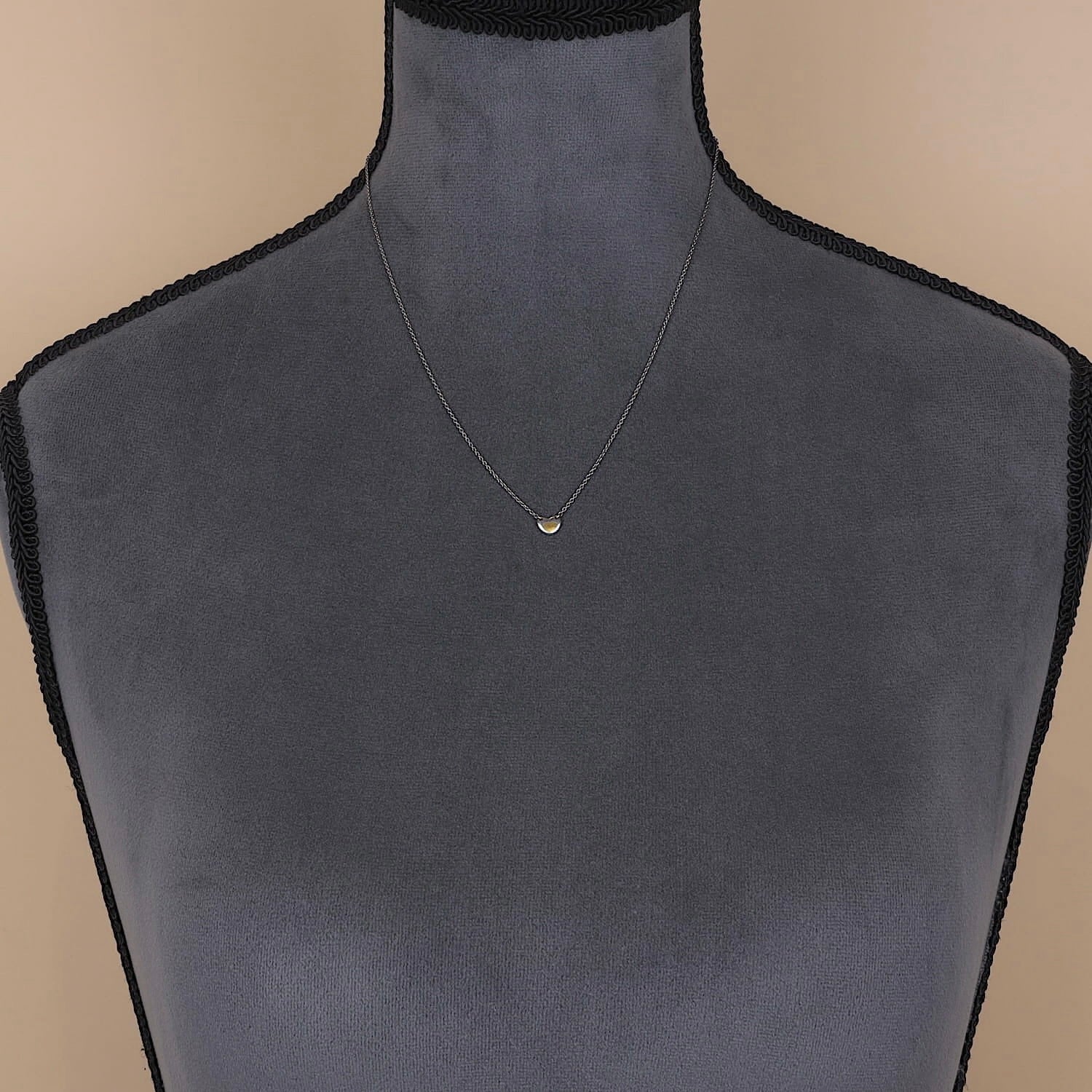 Henrich & Denzel Kette in 950er Platin mit Goldauflage, an einer dunklen Büste