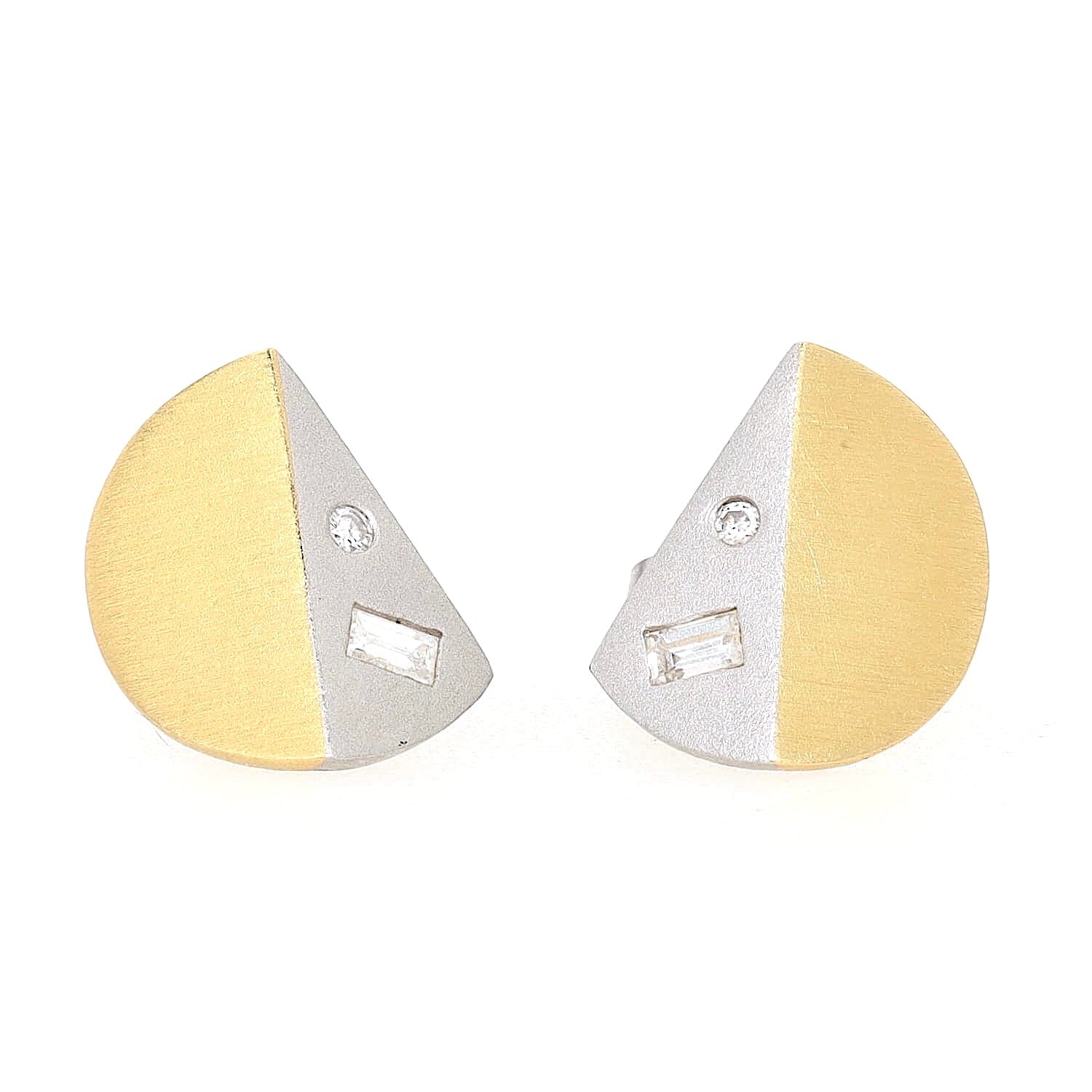 Stud earrings in platinum and 18k yellow gold with diamonds, lying frontally