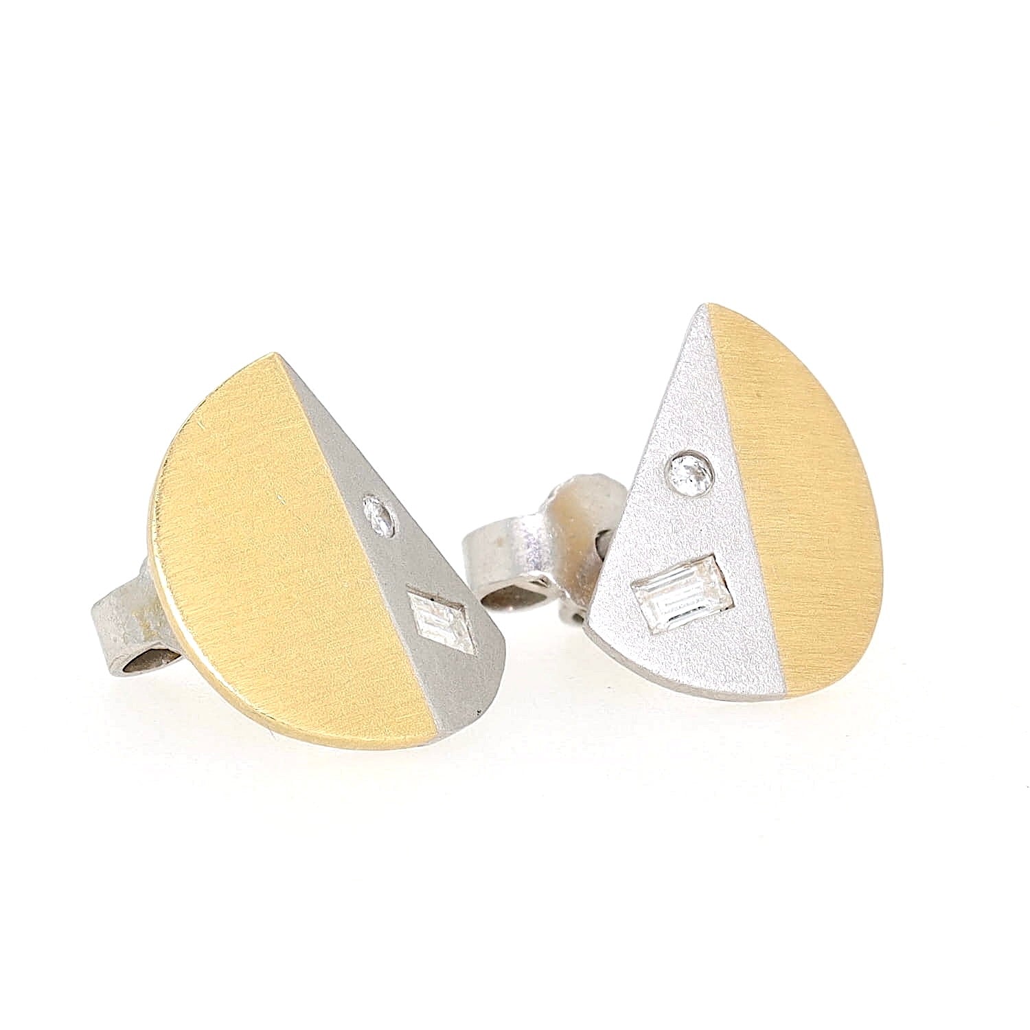 Stud earrings in platinum and 750 yellow gold with diamonds, turned lying on the right