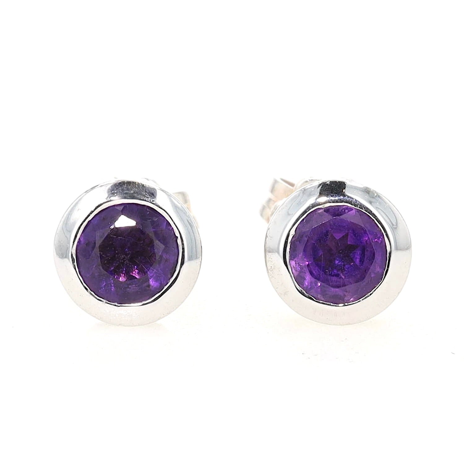 Ohrstecker in 925er Silber mit je einem Amethyst, liegend frontal