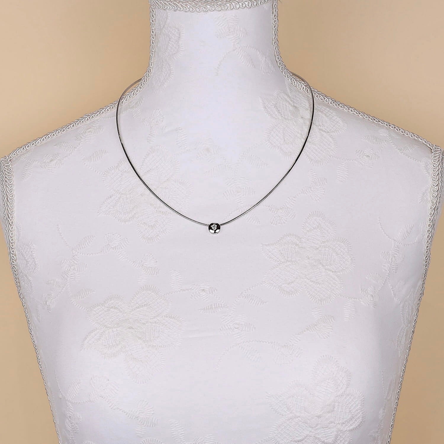 ARPAS Schlangenkette aus 585er Weissgold mit einem Brillanten ca. 0,20 ct, an einer weißen Büste