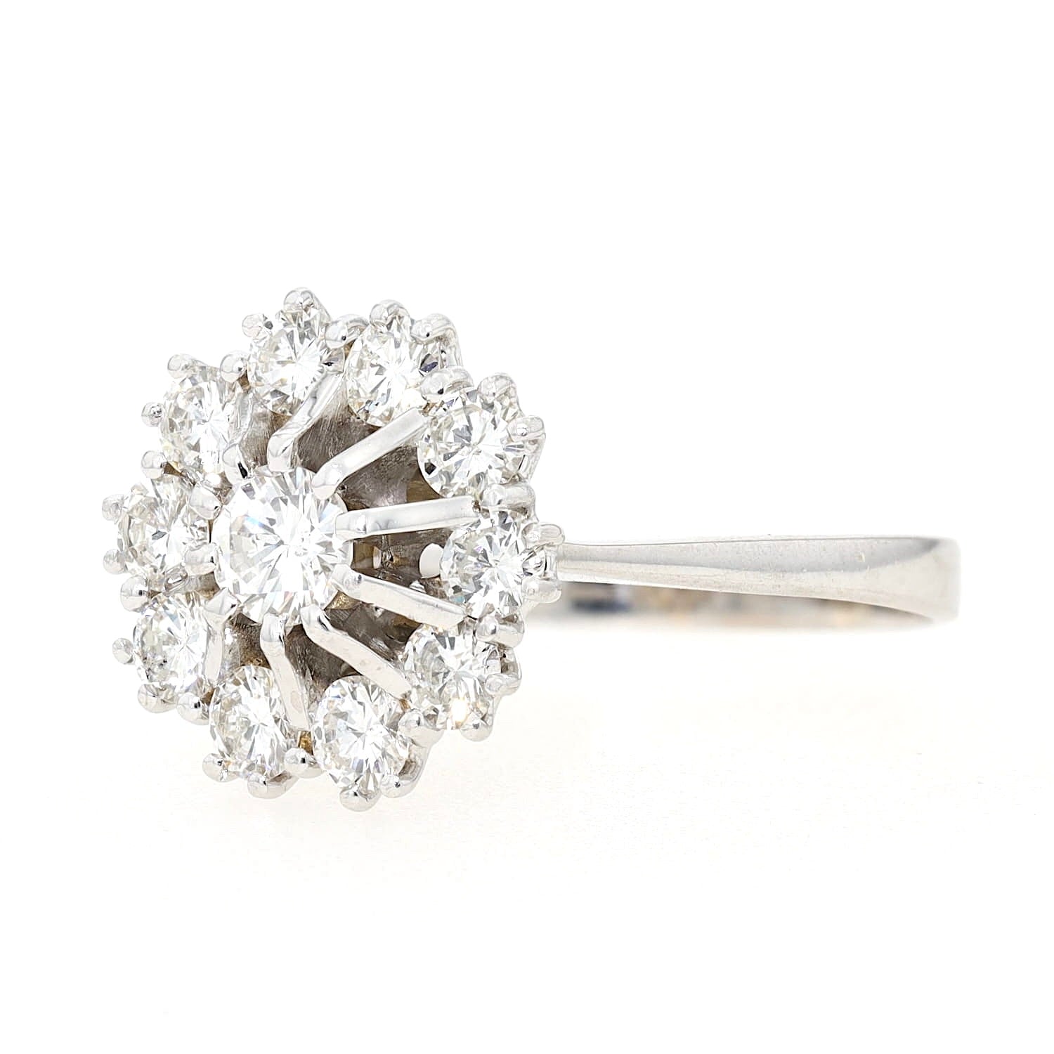 Entourage-Ring in 750er Weißgold mit 1,5 ct Brillanten, liegend links gedreht