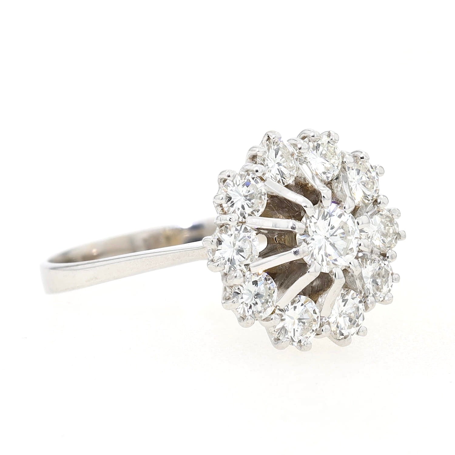 Entourage-Ring in 750er Weißgold mit 1,5 ct Brillanten, liegend rechts gedreht