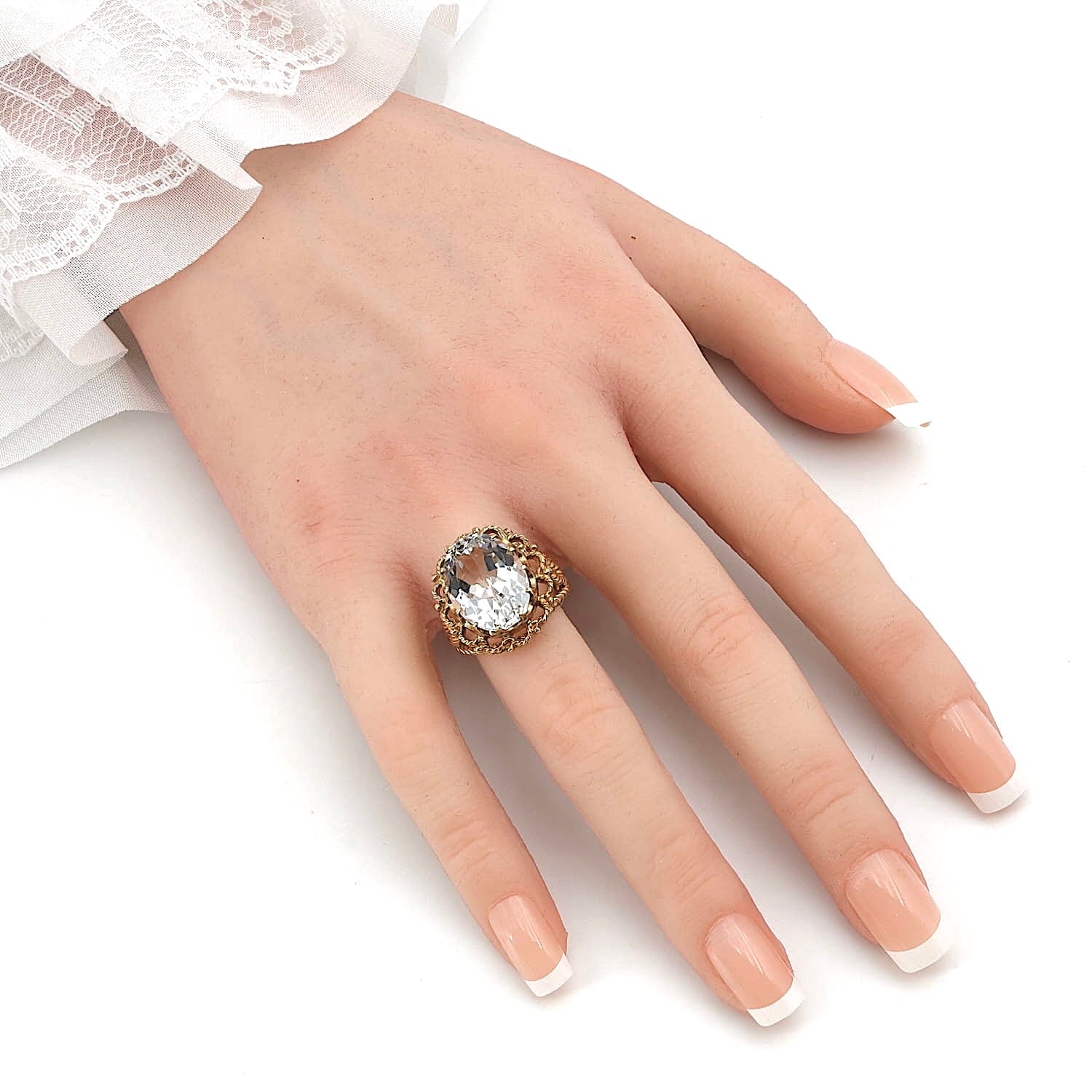 Vintage Ring in 375er Gelbgold mit einem blauen Topas, an einer künstlichen Hand