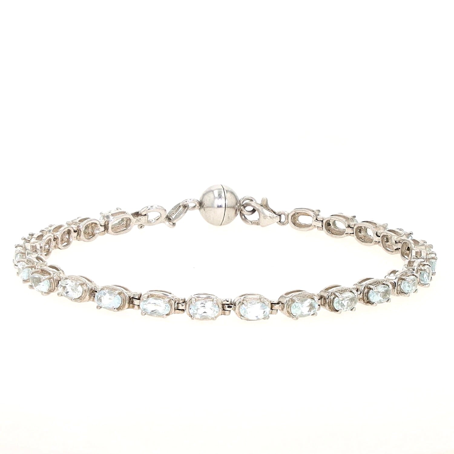 Bracelet in 925 silver with aquamarines and a magnetic lock, closed horizontally at the front