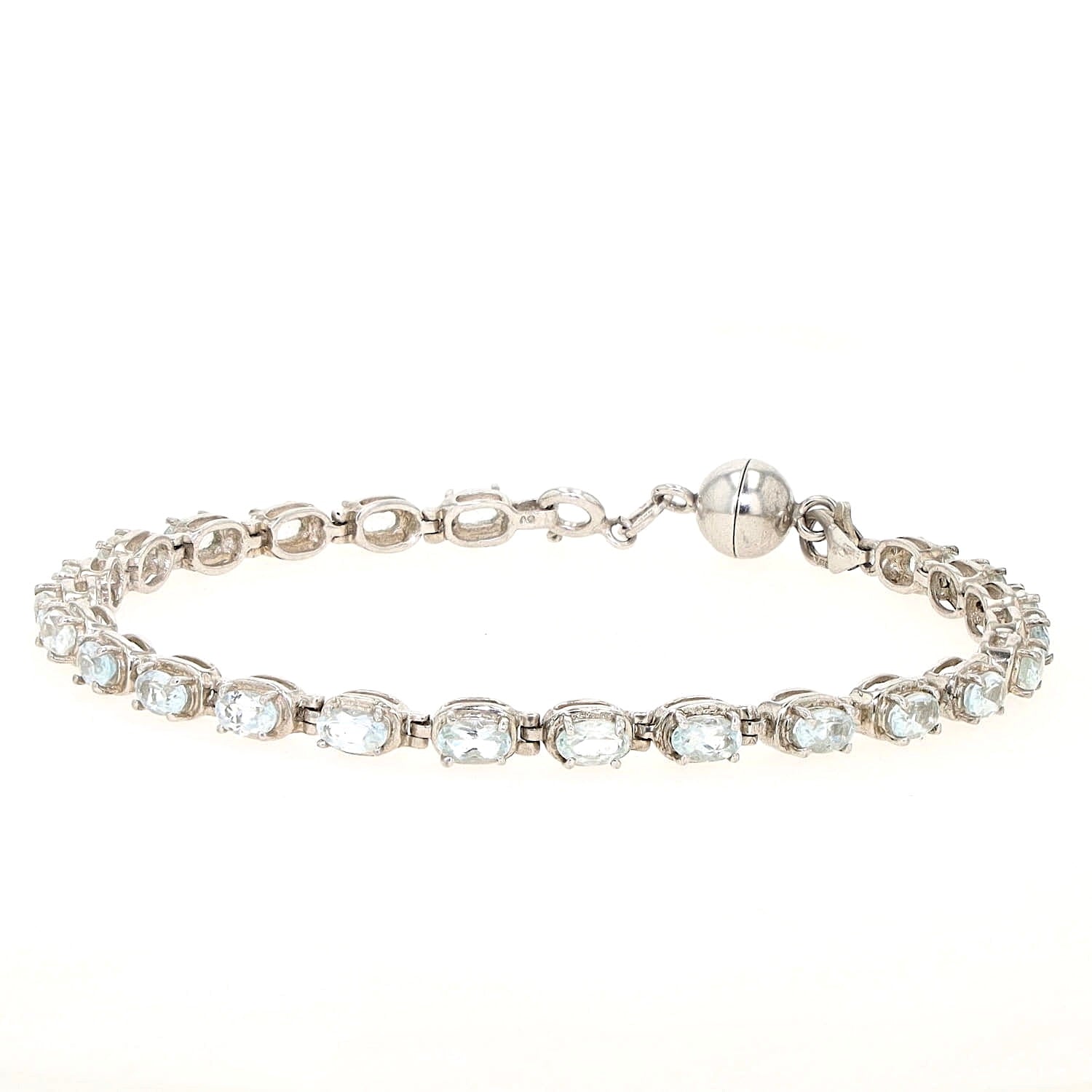Armband in 925er Silber mit Aquamarinen und einem Magnetschloss, liegend geschlossen leicht links gedreht