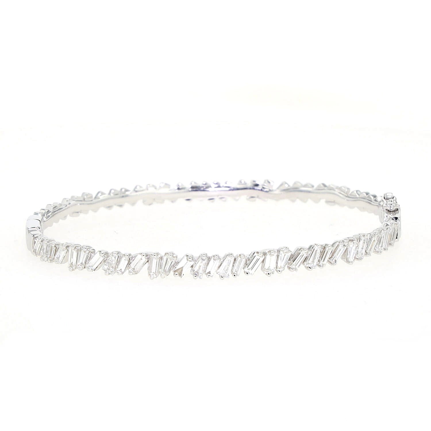 Armreif in 750er Weißgold mit insgesamt ca. 1 ct Diamanten, liegend frontal von vorne