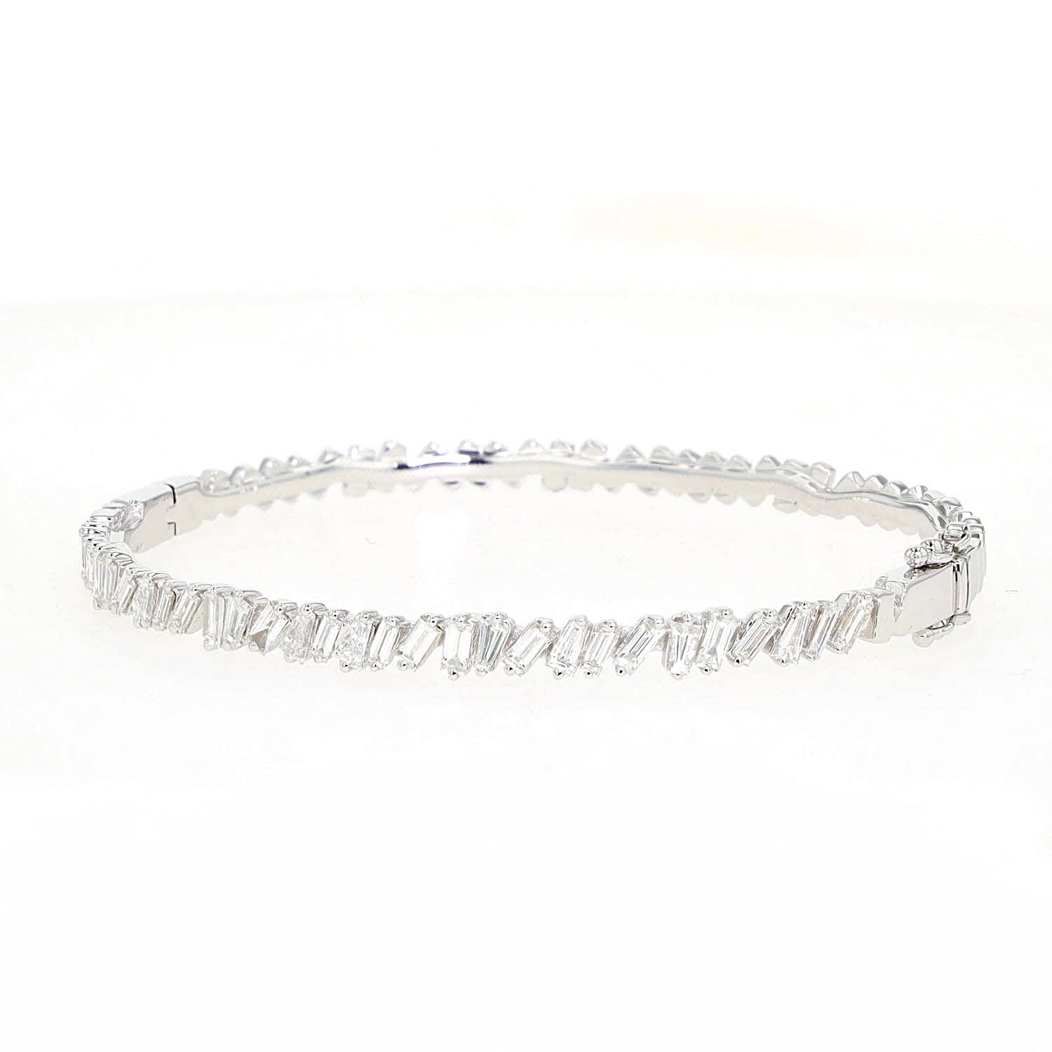 Armreif in 750er Weißgold mit insgesamt ca. 1 ct Diamanten, liegend von vorne links gedreht