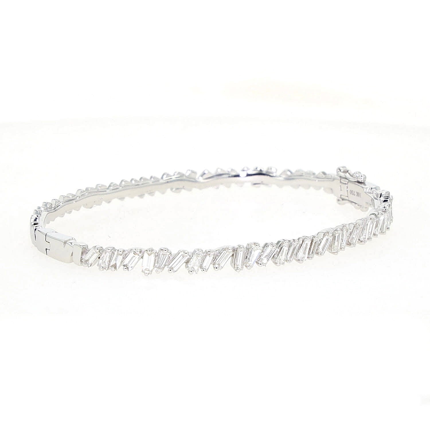 Armreif in 750er Weißgold mit insgesamt ca. 1 ct Diamanten, liegend von vorne rechts gedreht