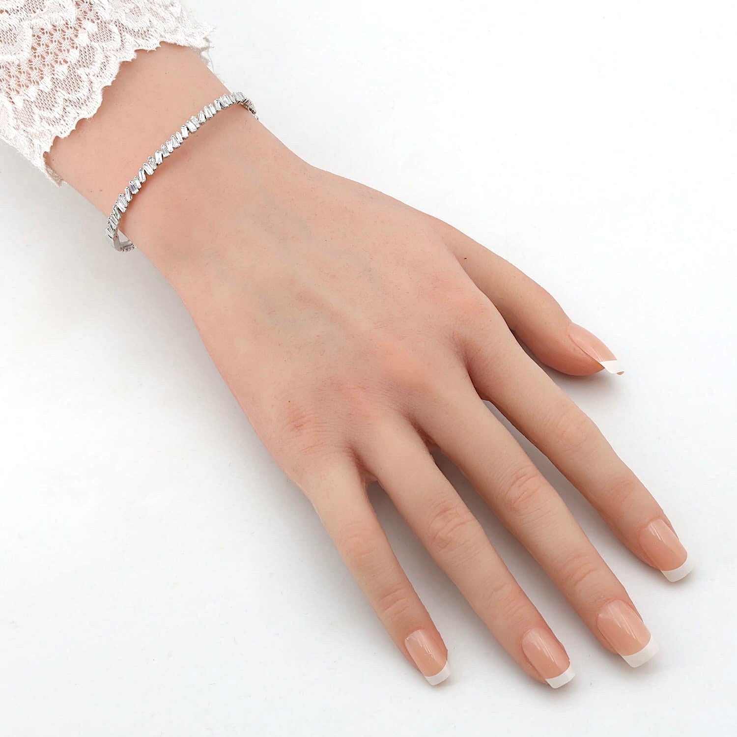 Armreif in 750er Weißgold mit insgesamt ca. 1 ct Diamanten, an einem künstlichen Handgelenk