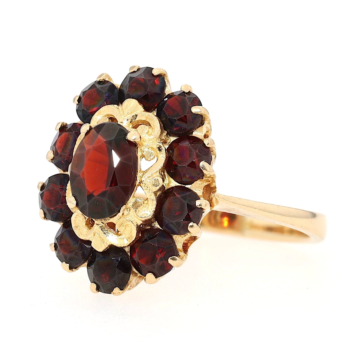 Ring in 750 yellow gold with garnets, turned left
