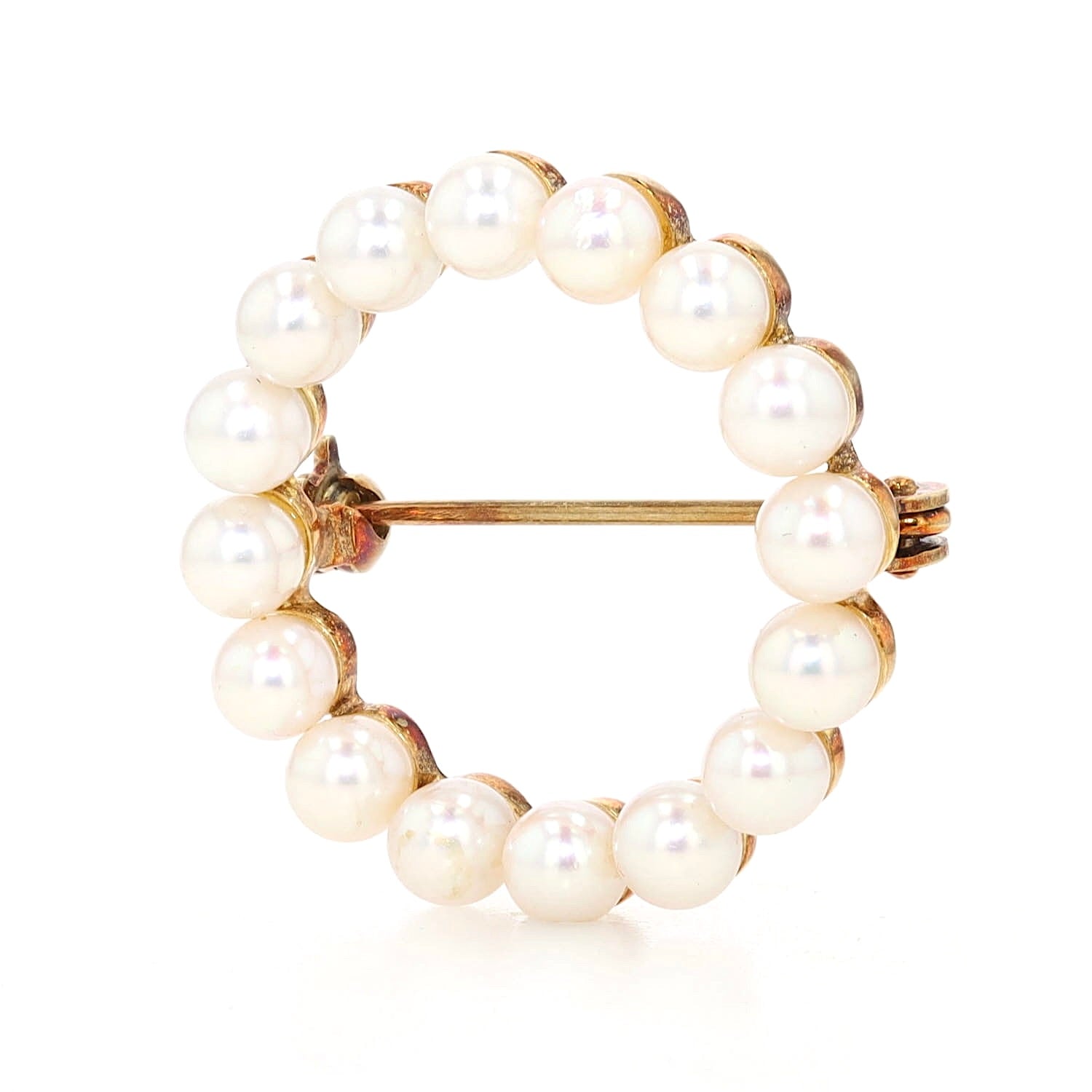 Brosche in 585er Gelbgold mit Zuchtperlen, stehend inks gedreht