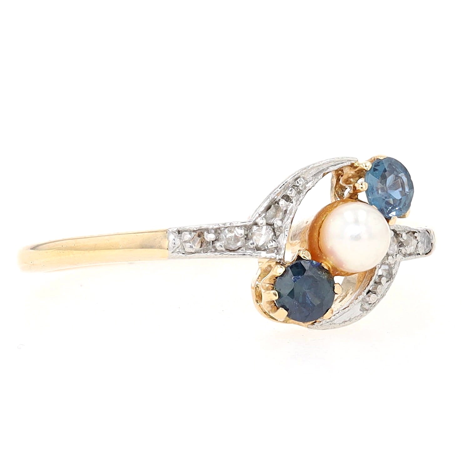 Jugendstil Ring in 585er Gelbgold, platiniert mit zwei blauen Saphiren, einer Perle und Diamanten, liegend rechts gedreht