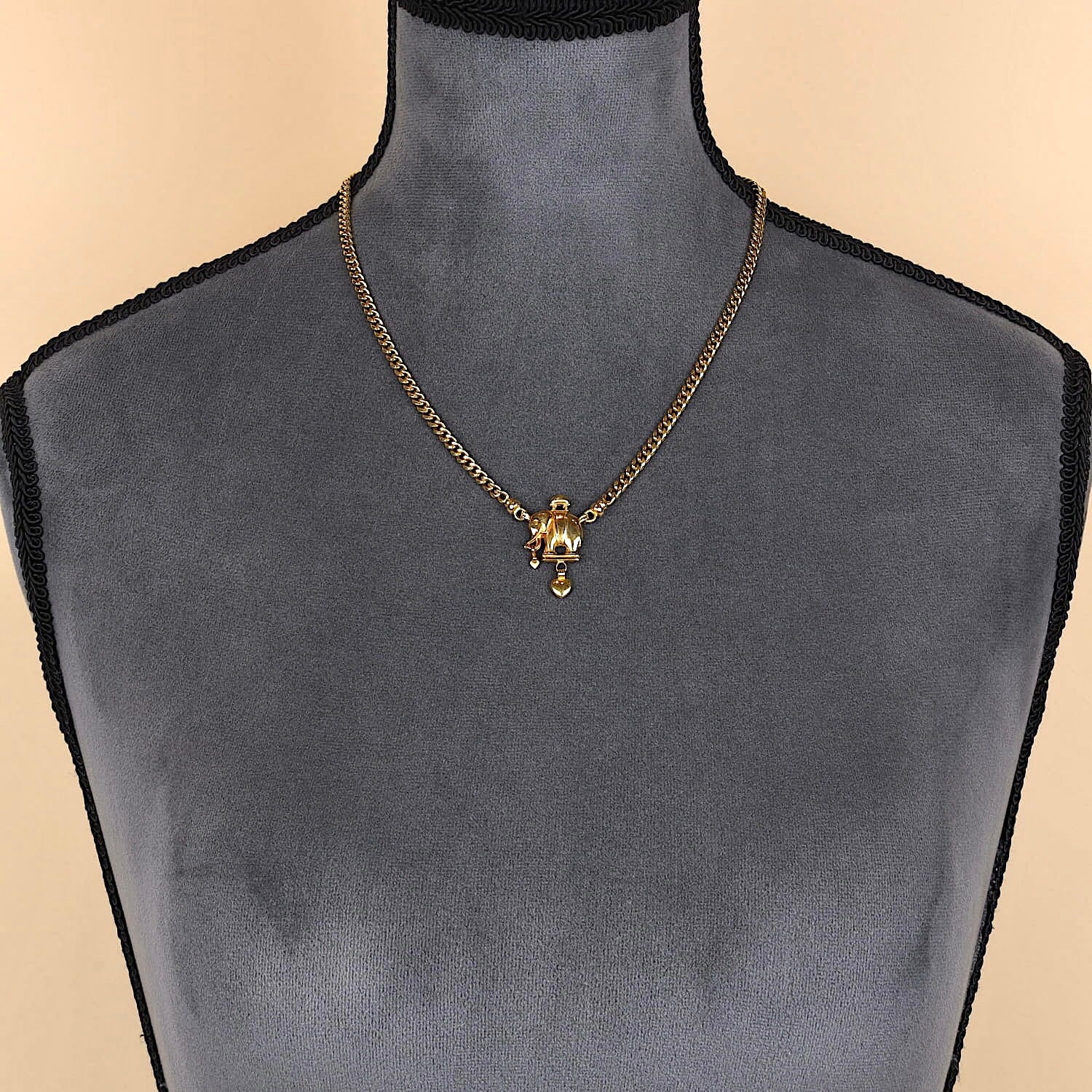 H.C. Kay Collier in 750er Gelbgold mit einem Elefanten, an einer dunklen Büste