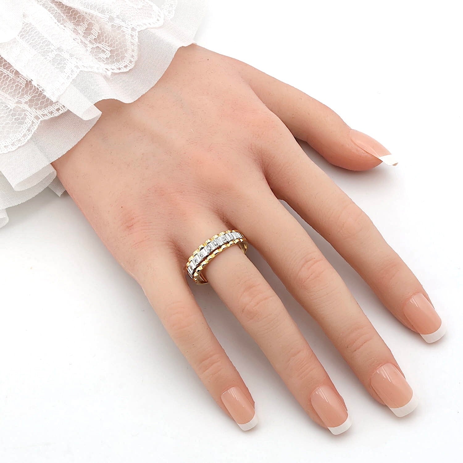 Ring in 585er Gelb- und Weißgold mit Brillanten, an einer künstlichen Hand