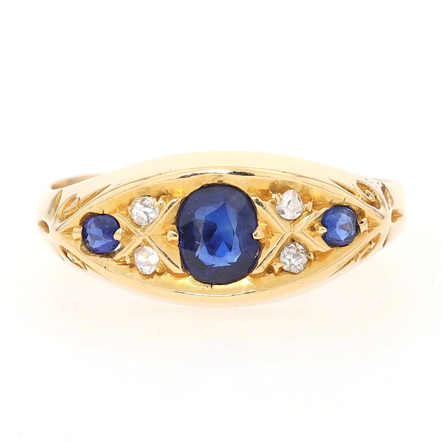 Edwardian Ring in 750er Gelbgold mit blauen Saphiren und Diamanten, liegend frontal