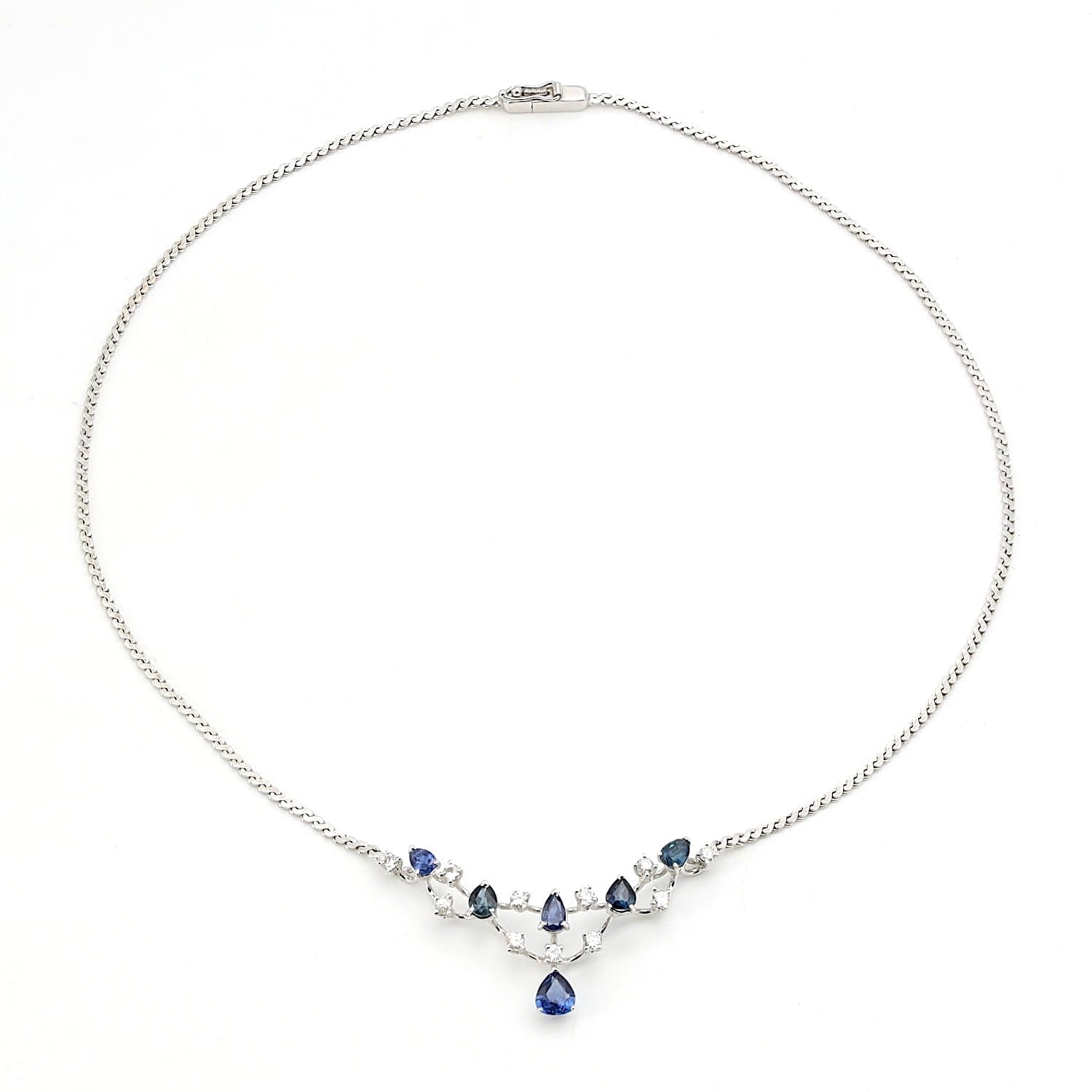 Collier in 750er Weißgold mit Brillanten und blauen Saphiren, liegend geschlossen Draufsicht