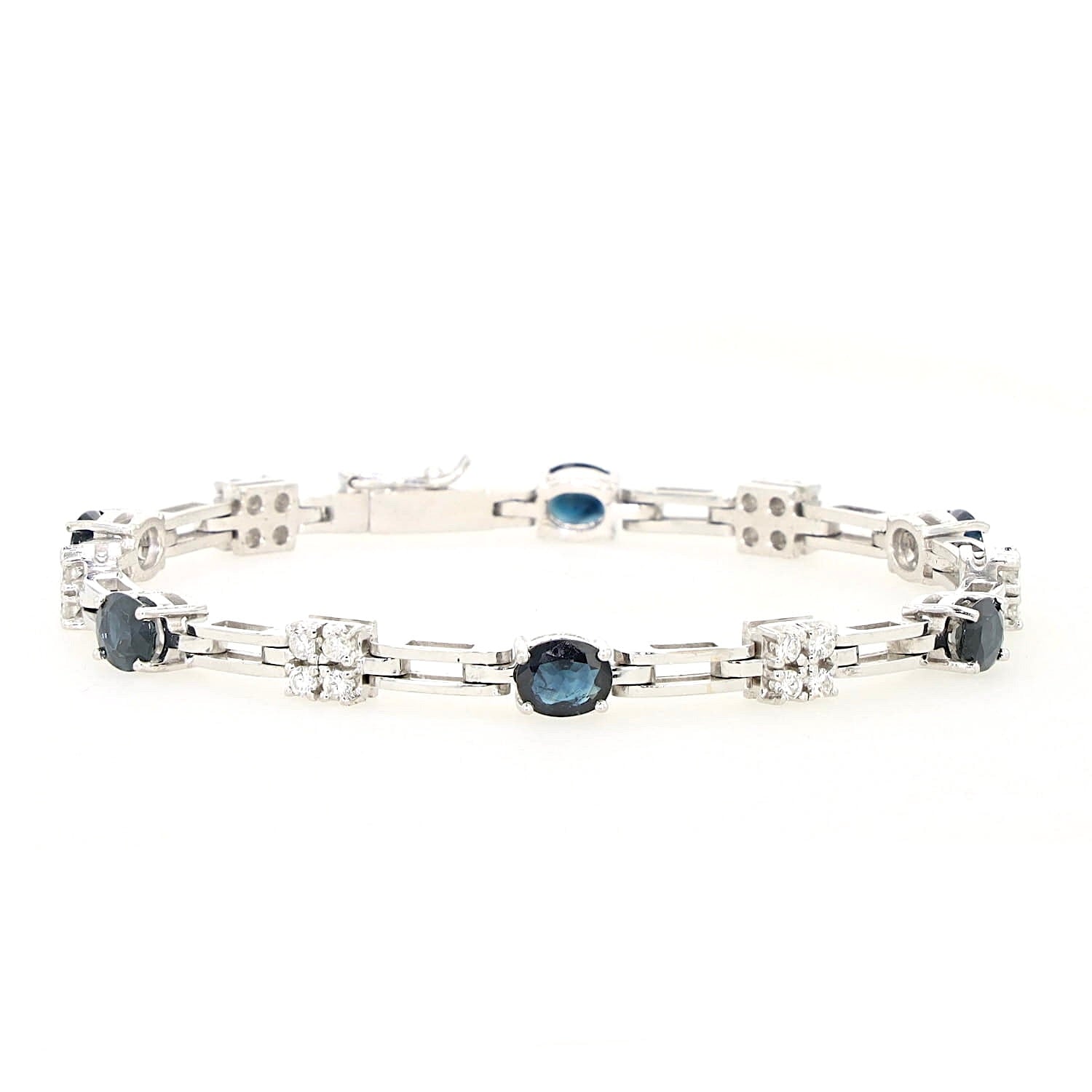 Armband in 585er Weißgold mit Brillanten und Saphiren, liegend rechts gedreht