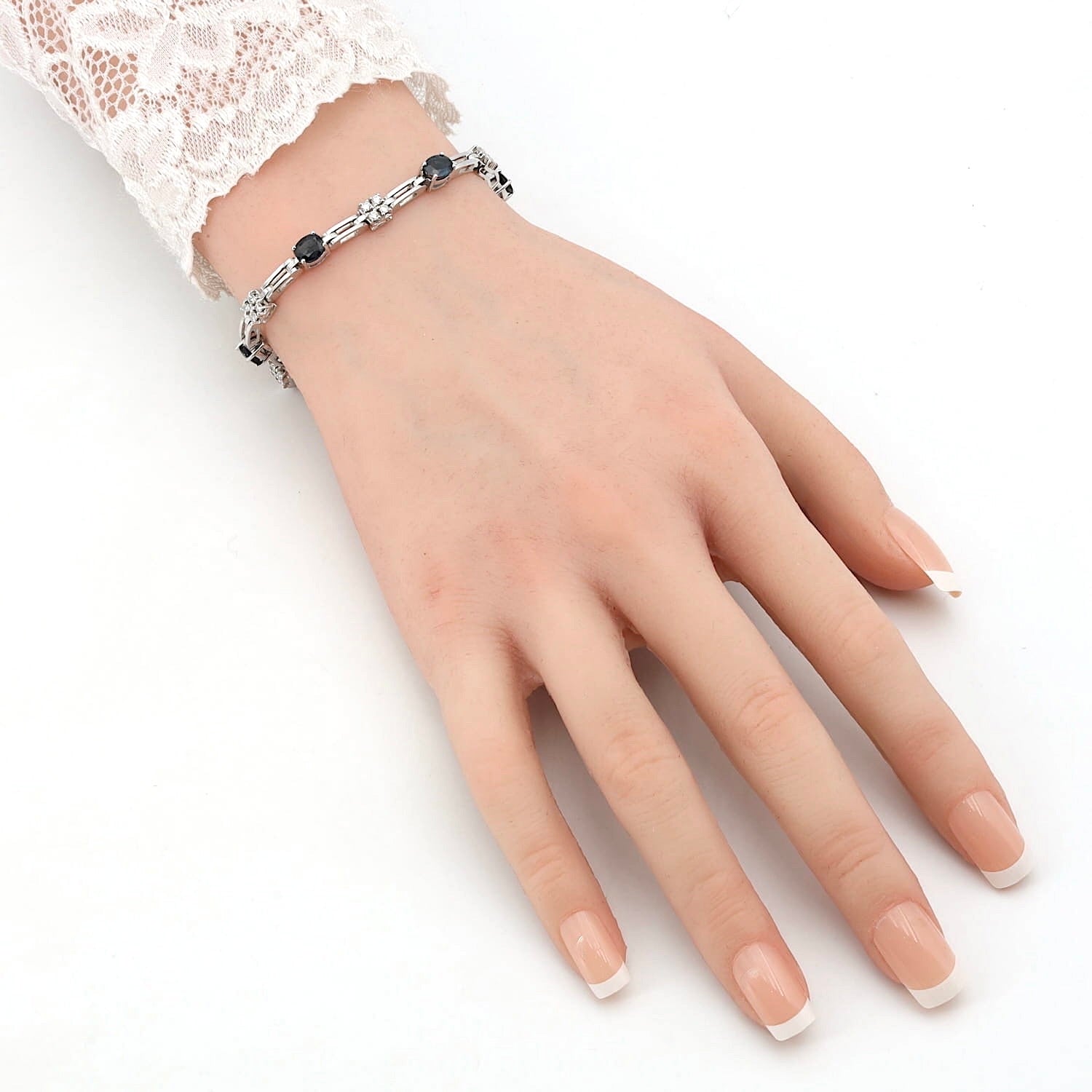 Armband in 585er Weißgold mit Brillanten und Saphiren, an einem künstlichen Arm