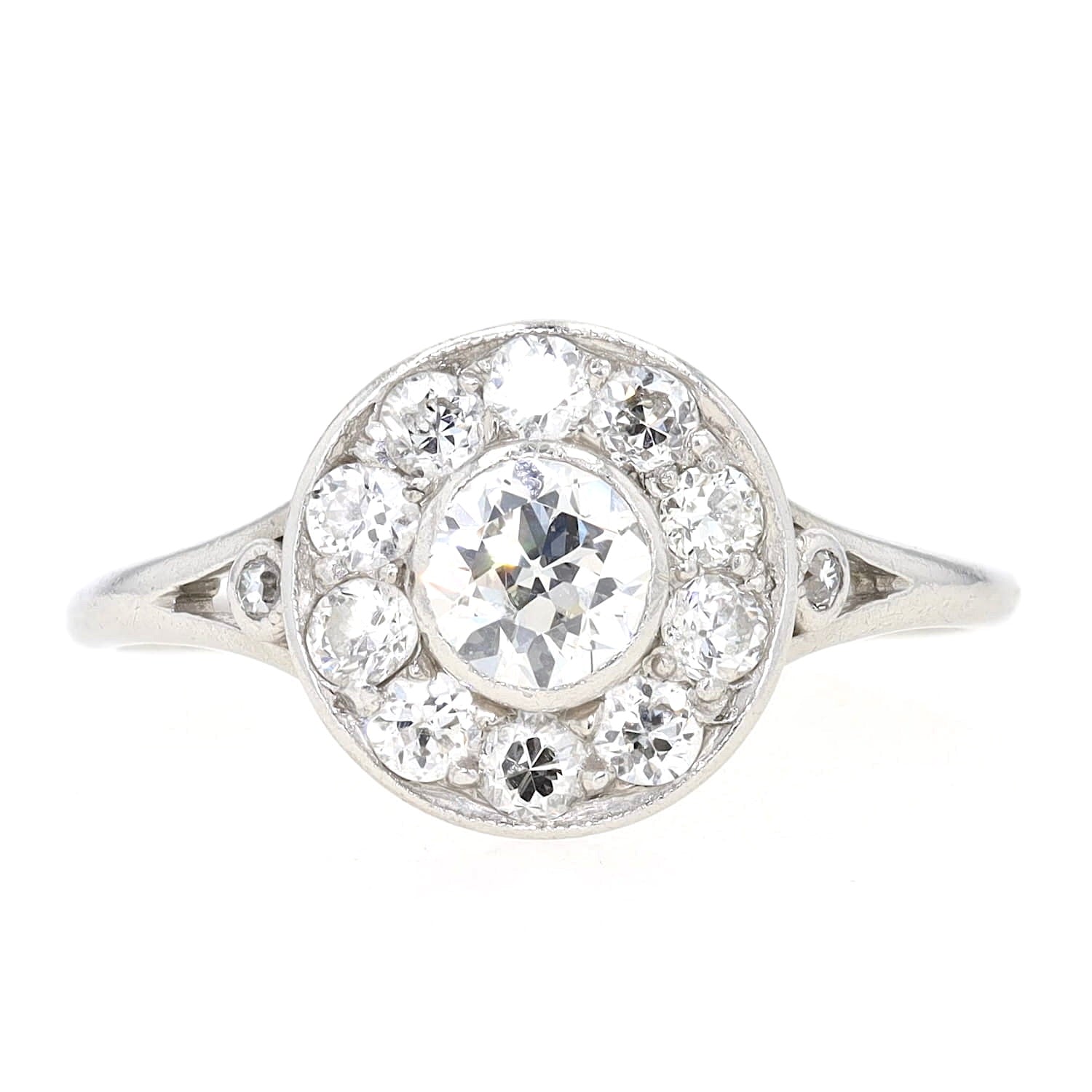 Art Déco Target-Ring in Platin mit insgesamt ca. 0,76 ct Diamanten, liegend frontal
