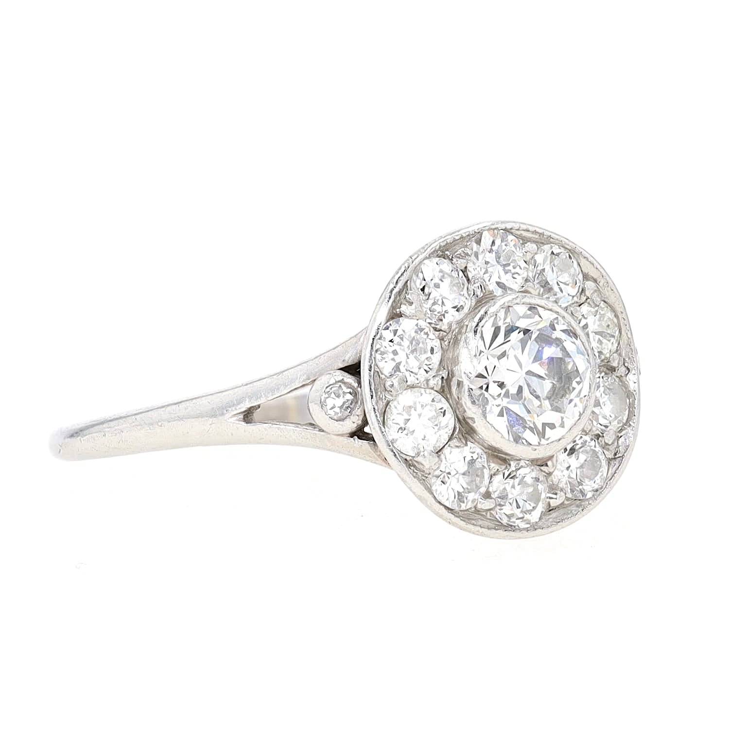 Art Deco target ring in platinum with a total of approx. 0.76 ct diamonds, turned lying on the right