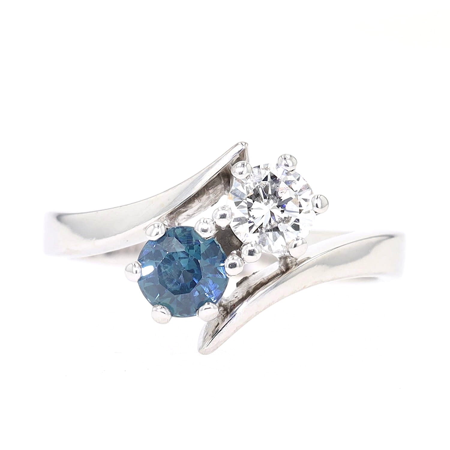 Ring in 585er Weißgold mit einem blauen Saphir und einen Brillanten, liegend frontal