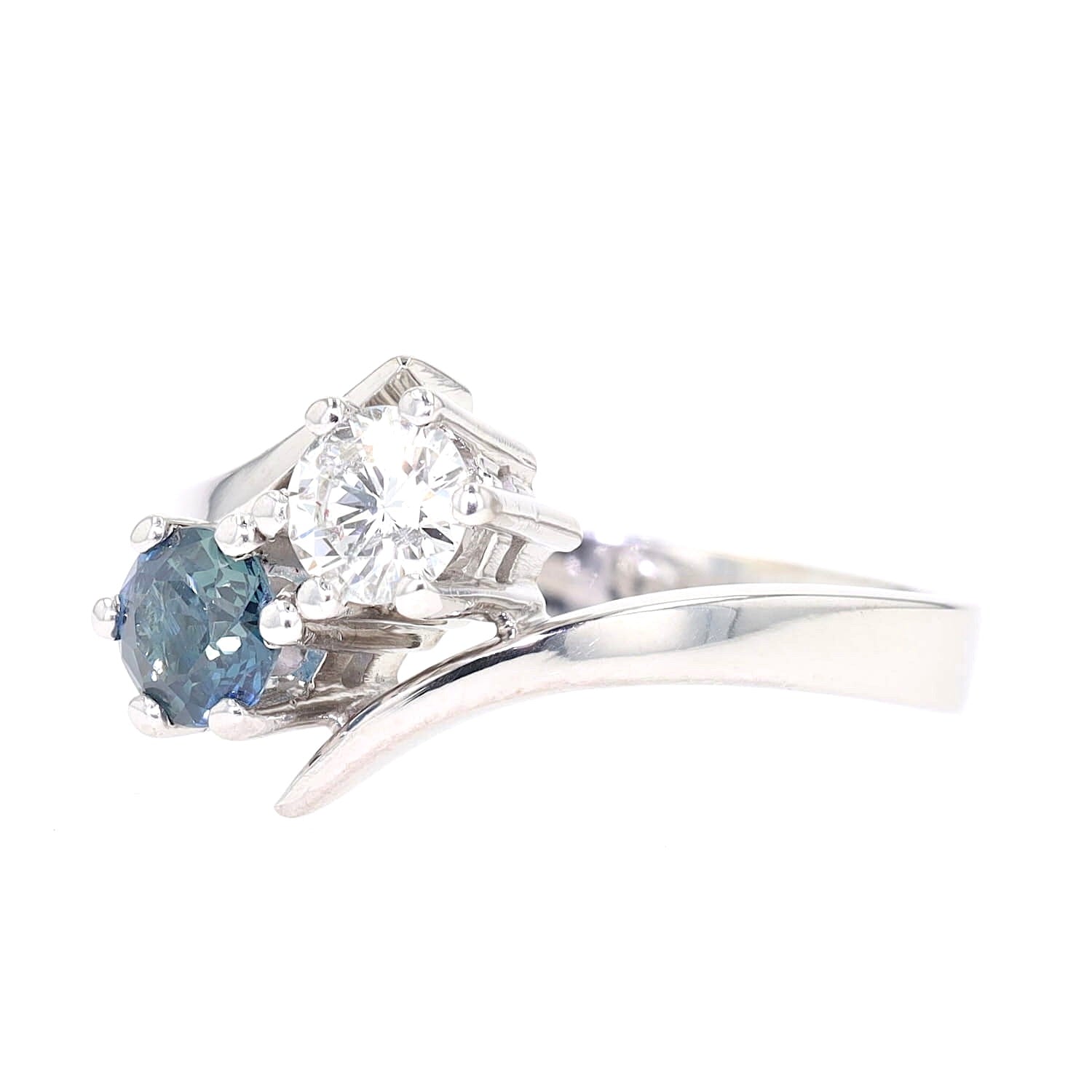 Ring in 585er Weißgold mit einem blauen Saphir und einen Brillanten, liegend links gedreht