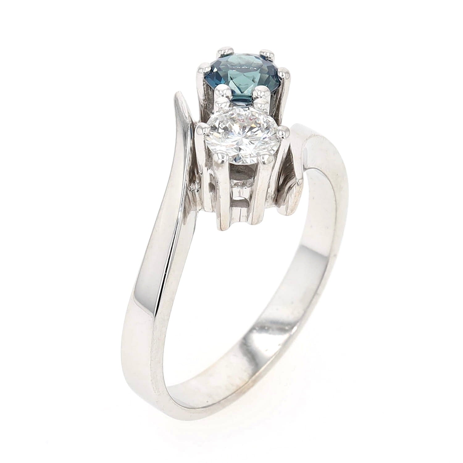 Ring in 585 white gold with a blue sapphire and a Brilliants, standing