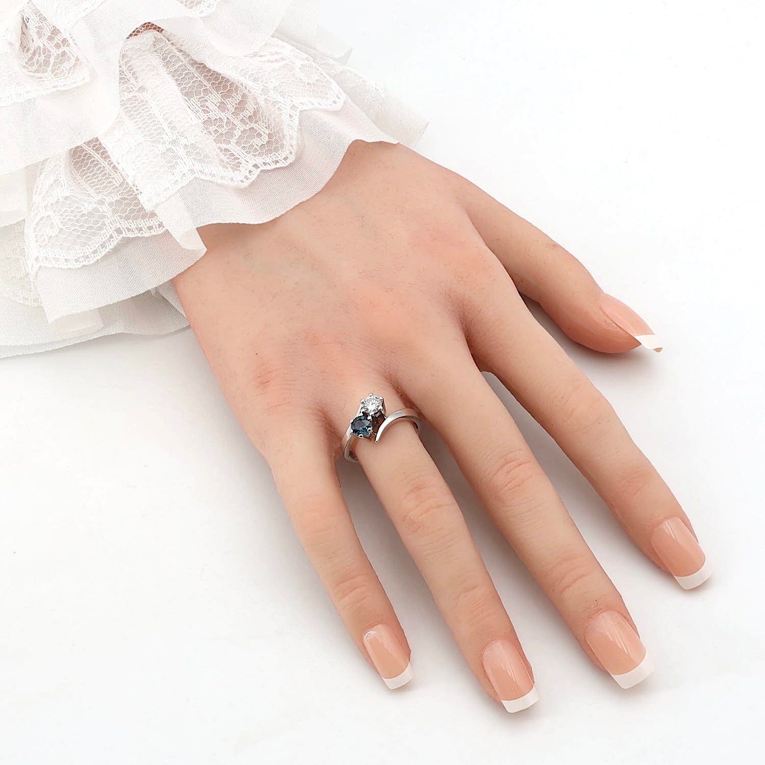 Ring in 585 white gold with a blue sapphire and a Brilliants, on an artificial hand