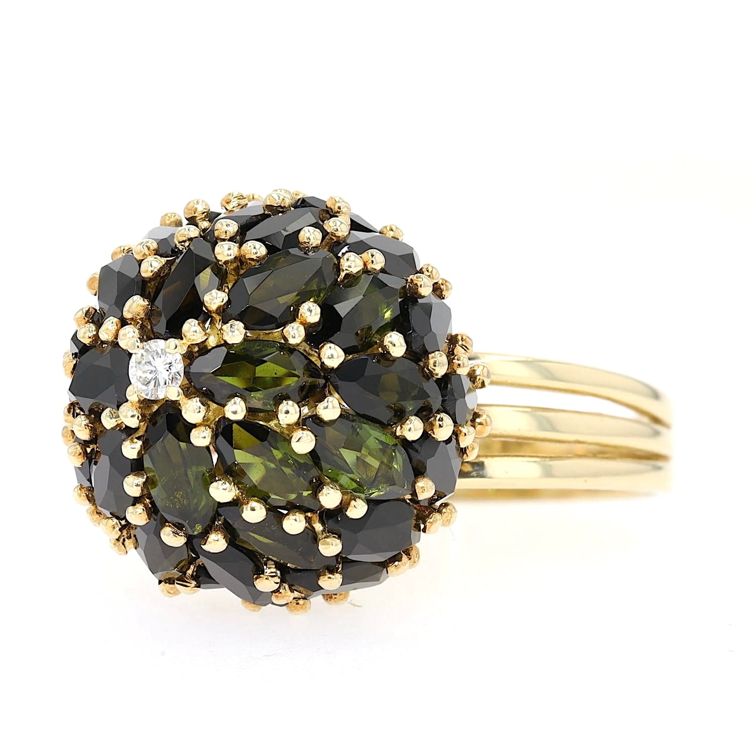 Cocktailring in 750er Gelbgold mit Turmalinen und einem Brillant, liegend links gedreht