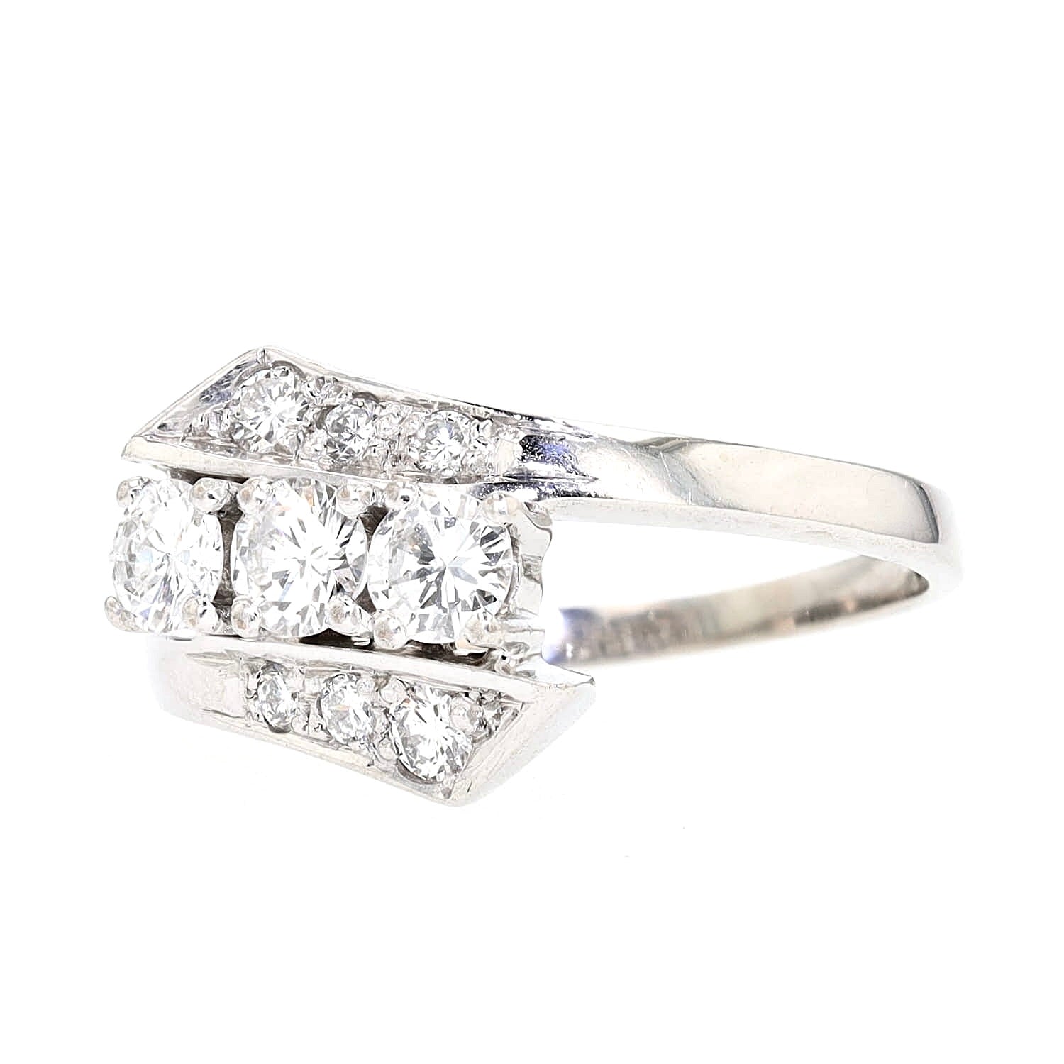 Trilogie-Ring in 585er Weißgold mit Brillanten, liegend links gedreht