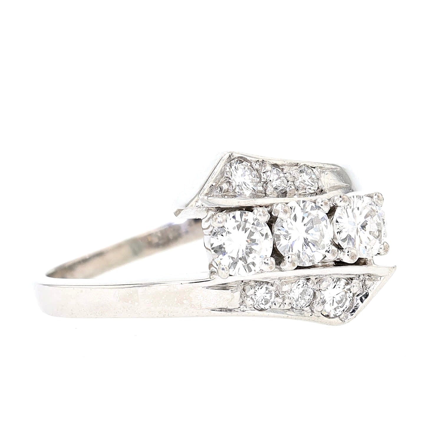 Trilogie-Ring in 585er Weißgold mit Brillanten, liegend rechts gedreht
