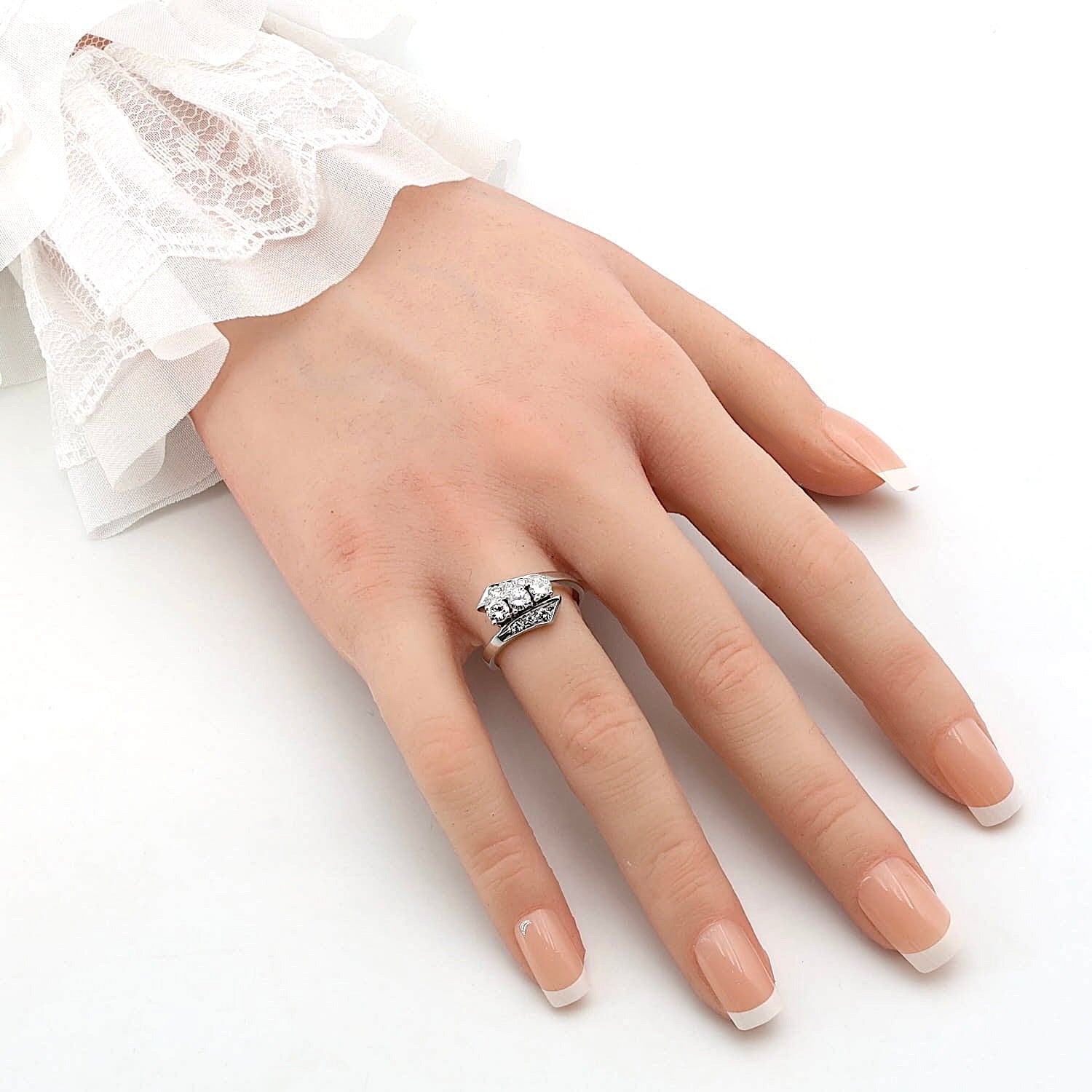 Trilogie-Ring in 585er Weißgold mit Brillanten, an einer künstlichen Hand