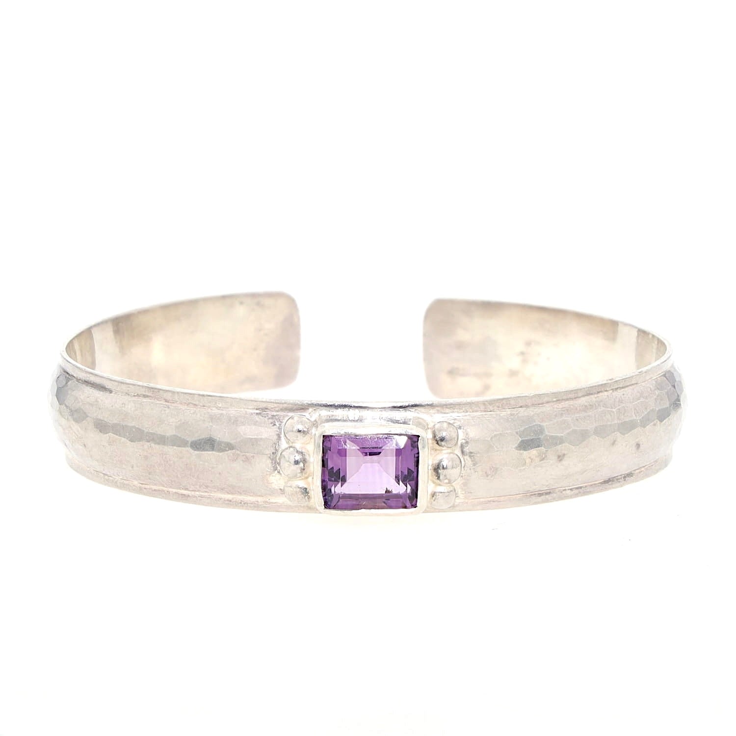 Armspange in 925er Silber mit einem Amethyst, liegend frontal