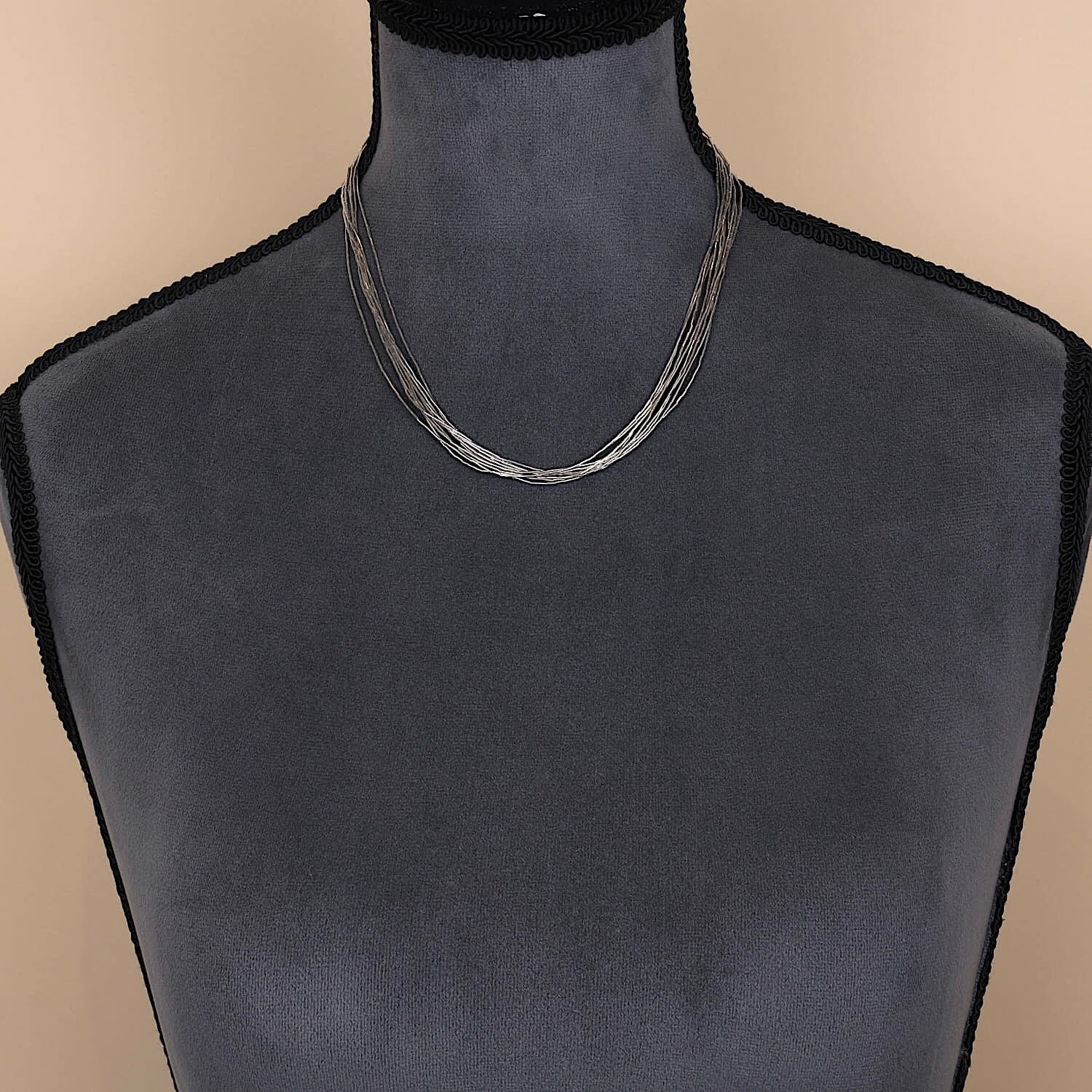 Liquid Silver Collier in 925er Silber, an einer dunklen Büste