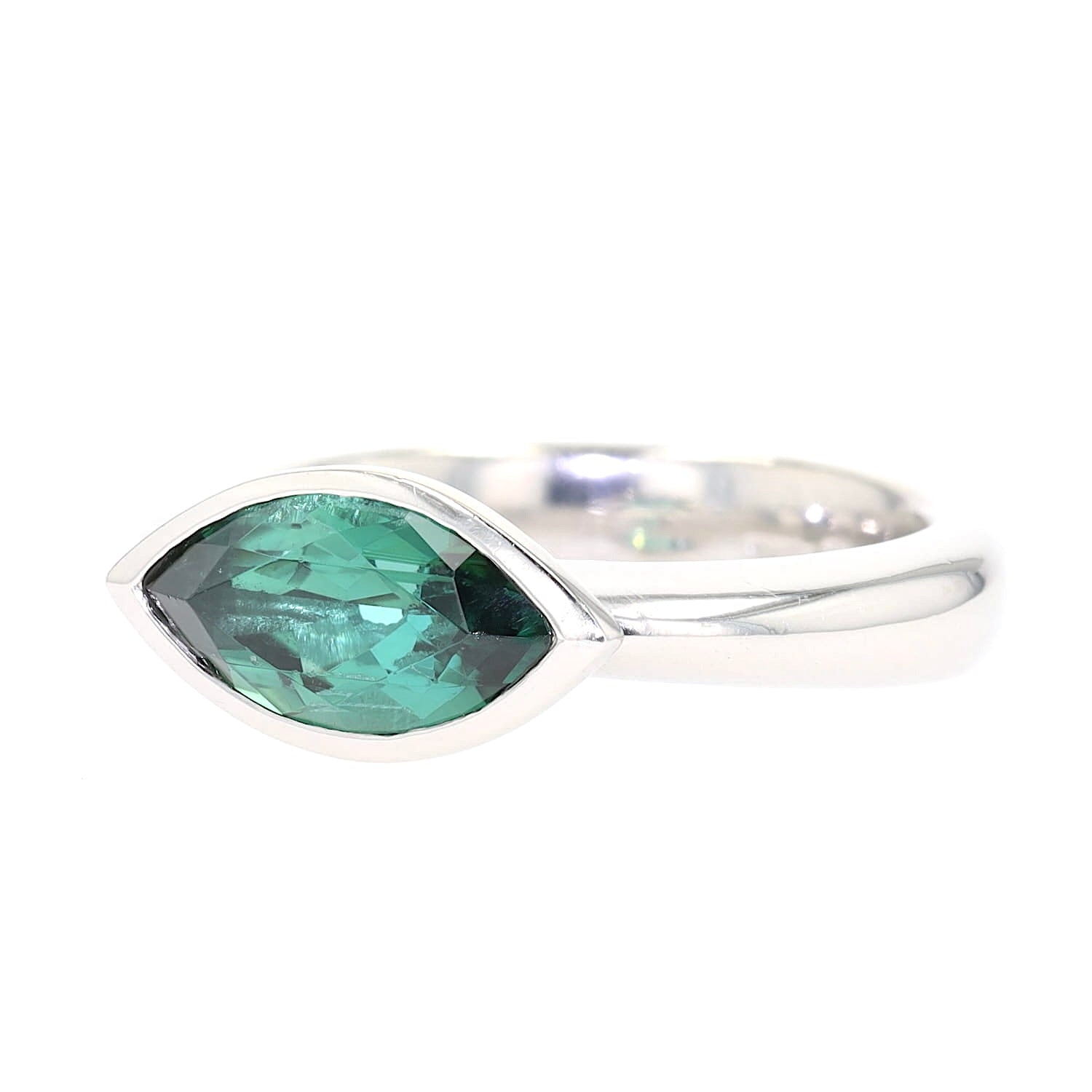 Ring in 950 platinum with a green tourmaline, turned left