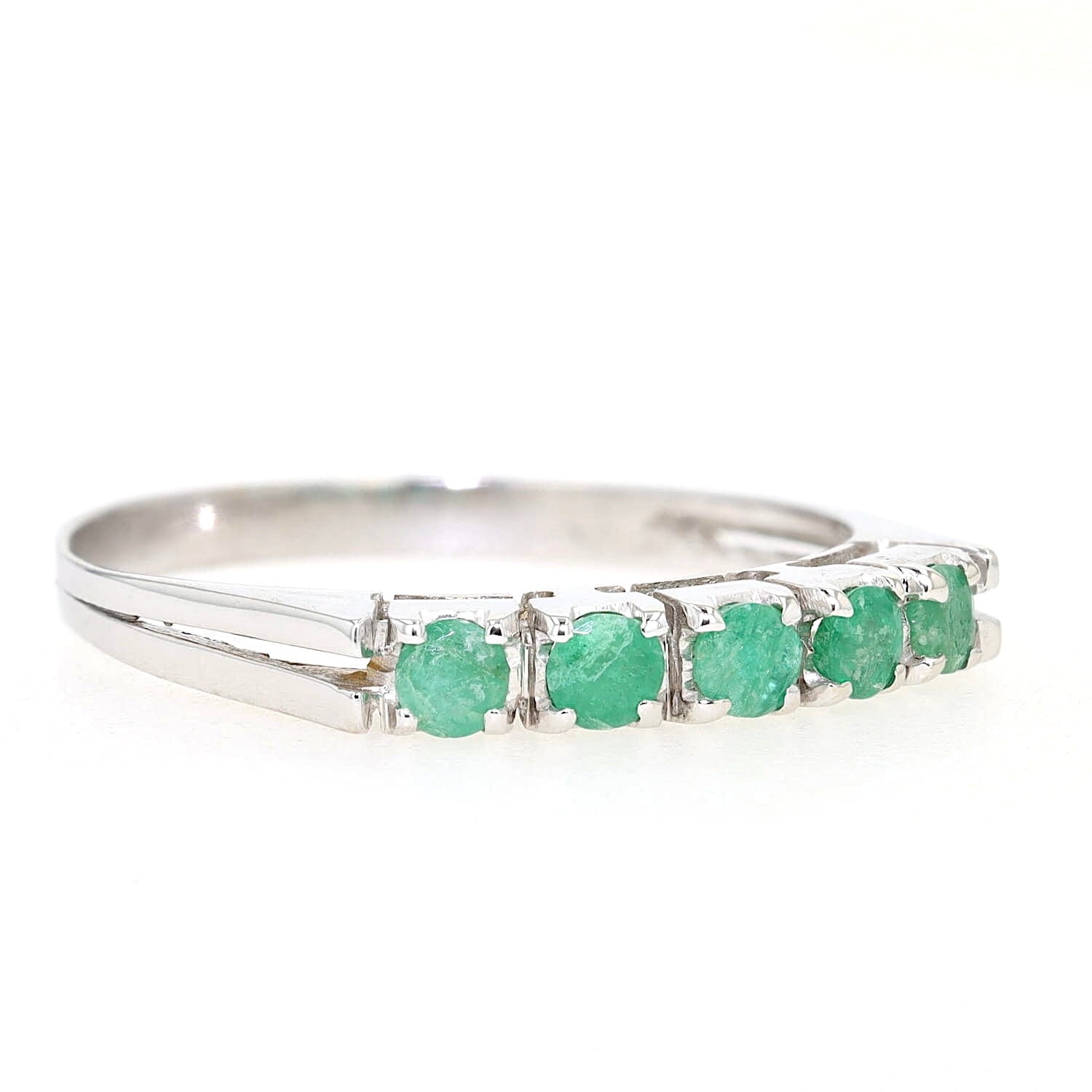 Ring in 585 white gold with emeralds, turned lying on the right