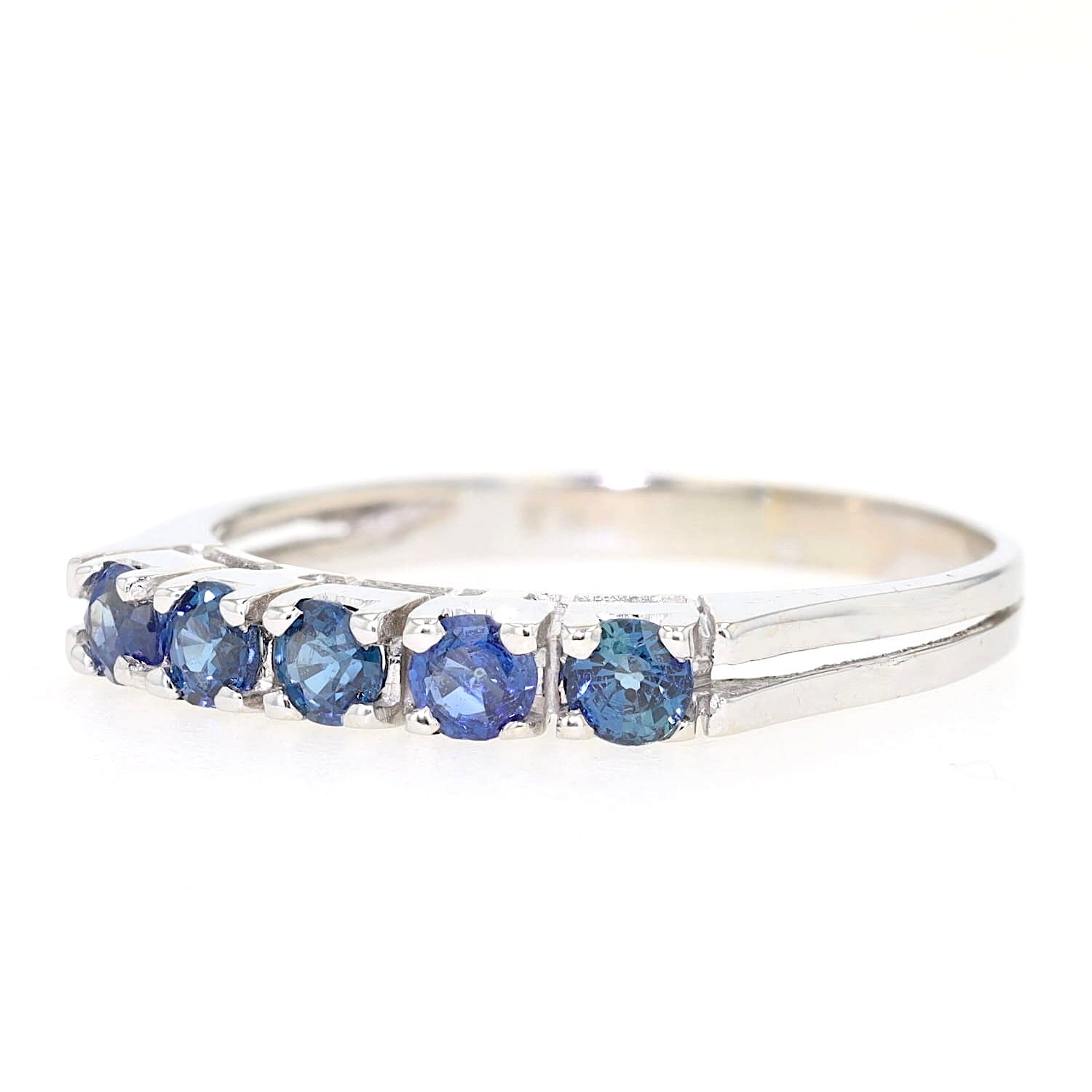 Ring in 585er Weißgold mit blauen Saphiren, liegend links gedreht